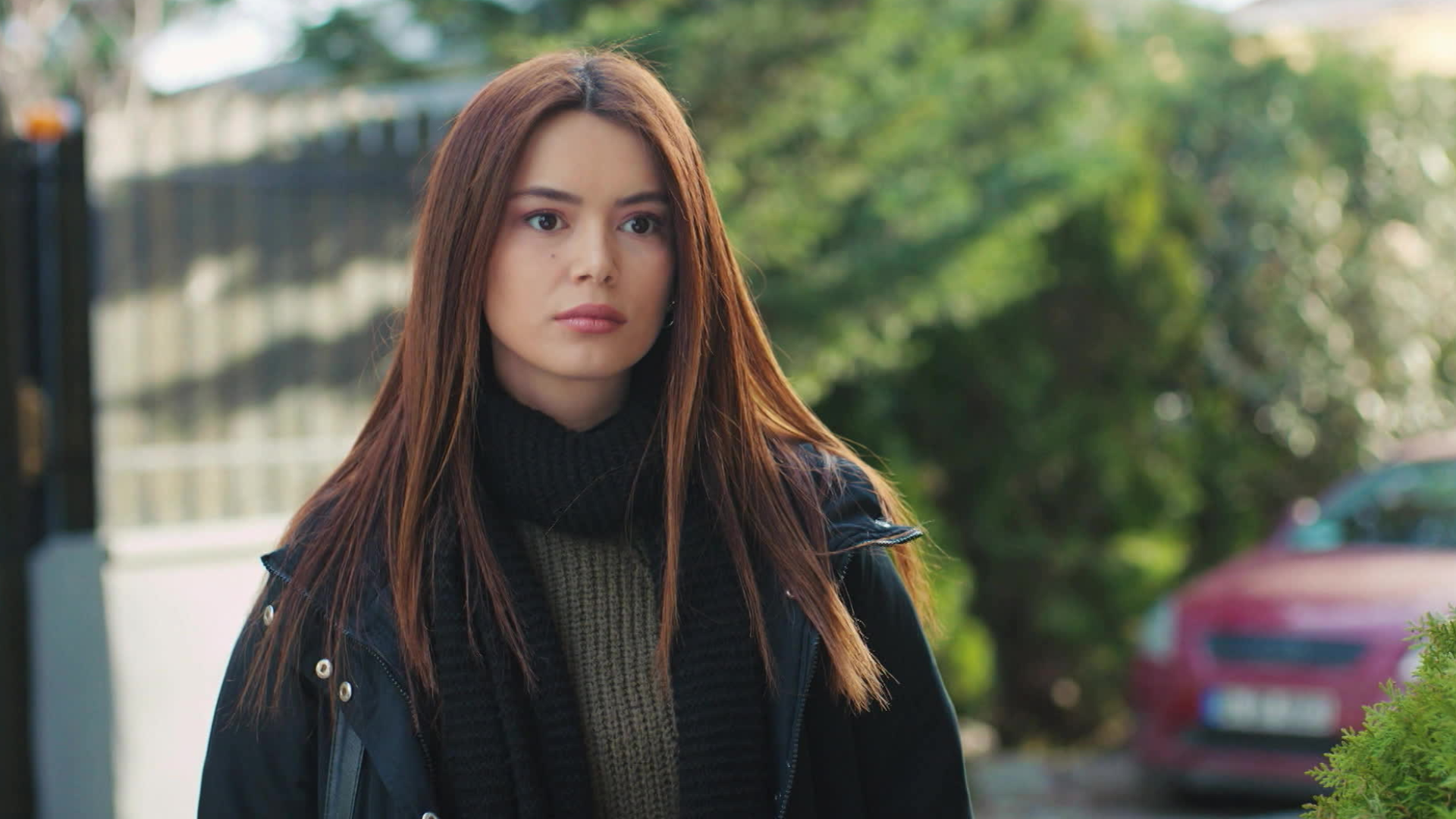 Seray Kaya (Sirin) in una scena de La forza di una donna 2