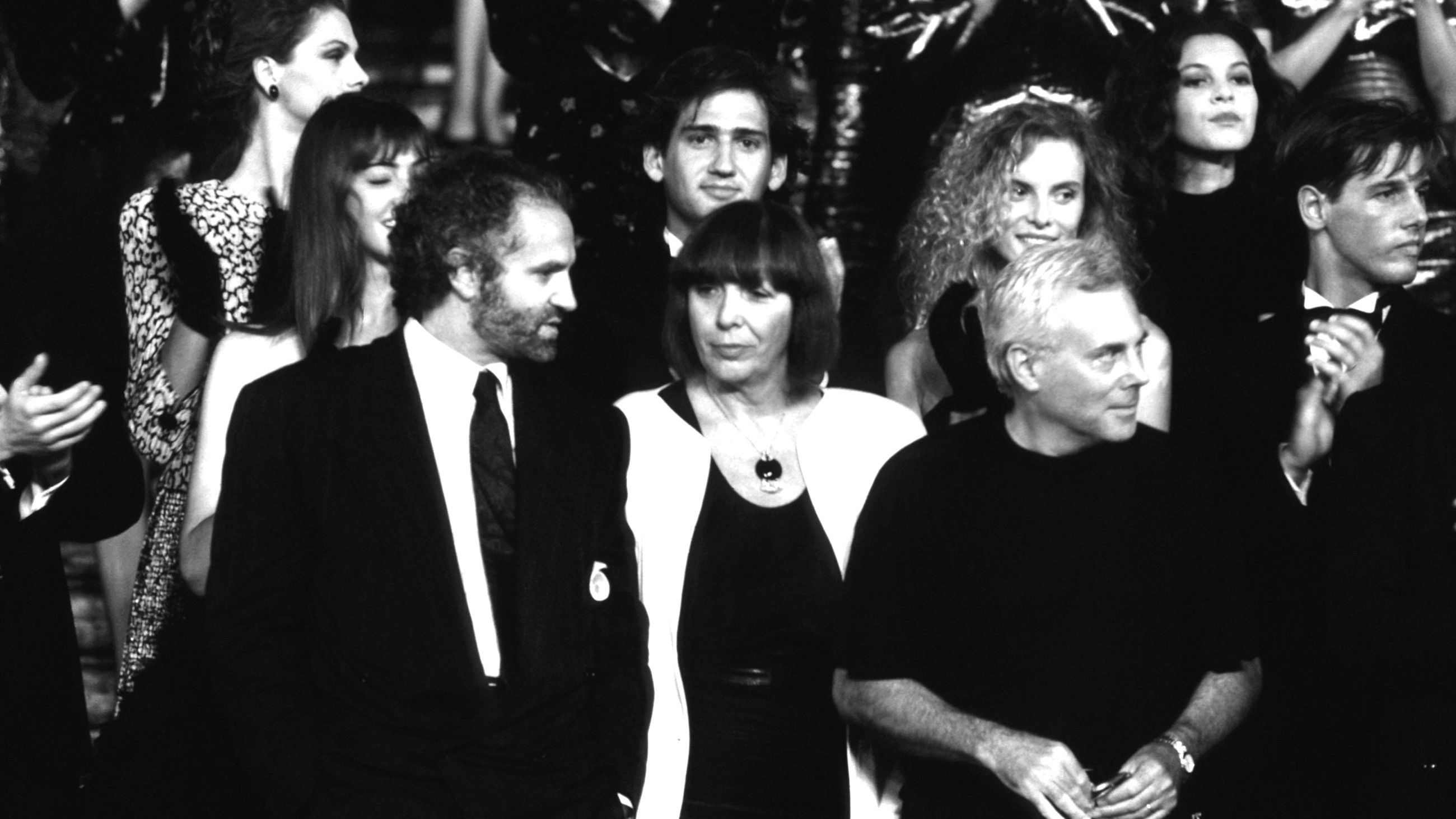 Gianni Versace insieme agli altri stilisti Giorgio Armani e Krizia durante un evento a Roma; 1987 - Credits: Getty Images