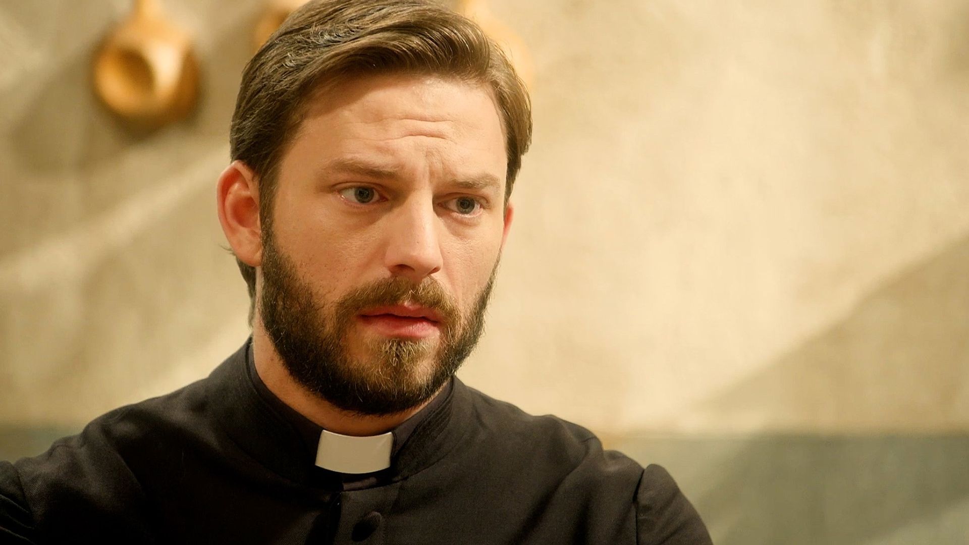 Daniel Schroder (Padre Samuel) in una scena de La Promessa