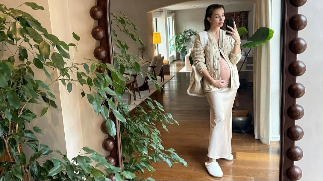 Amy Jackson mostra il pancione di otto mesi 