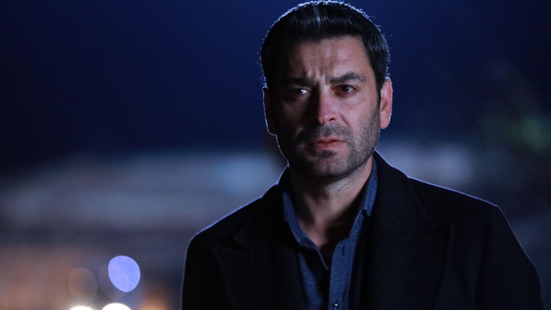 Ozan Akbaba (Cihan) in una scena di Far away
