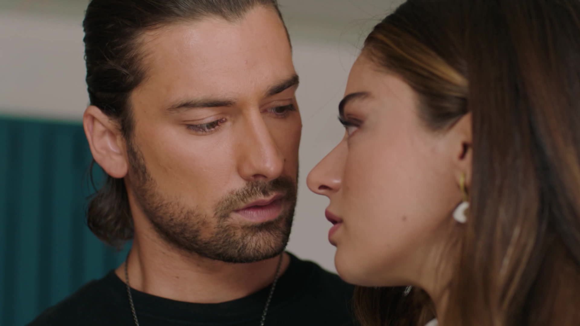 Ayca Aysin Turan (Haziran) e Alp Navruz (Poyraz) in una scena di Be My Sunshine.