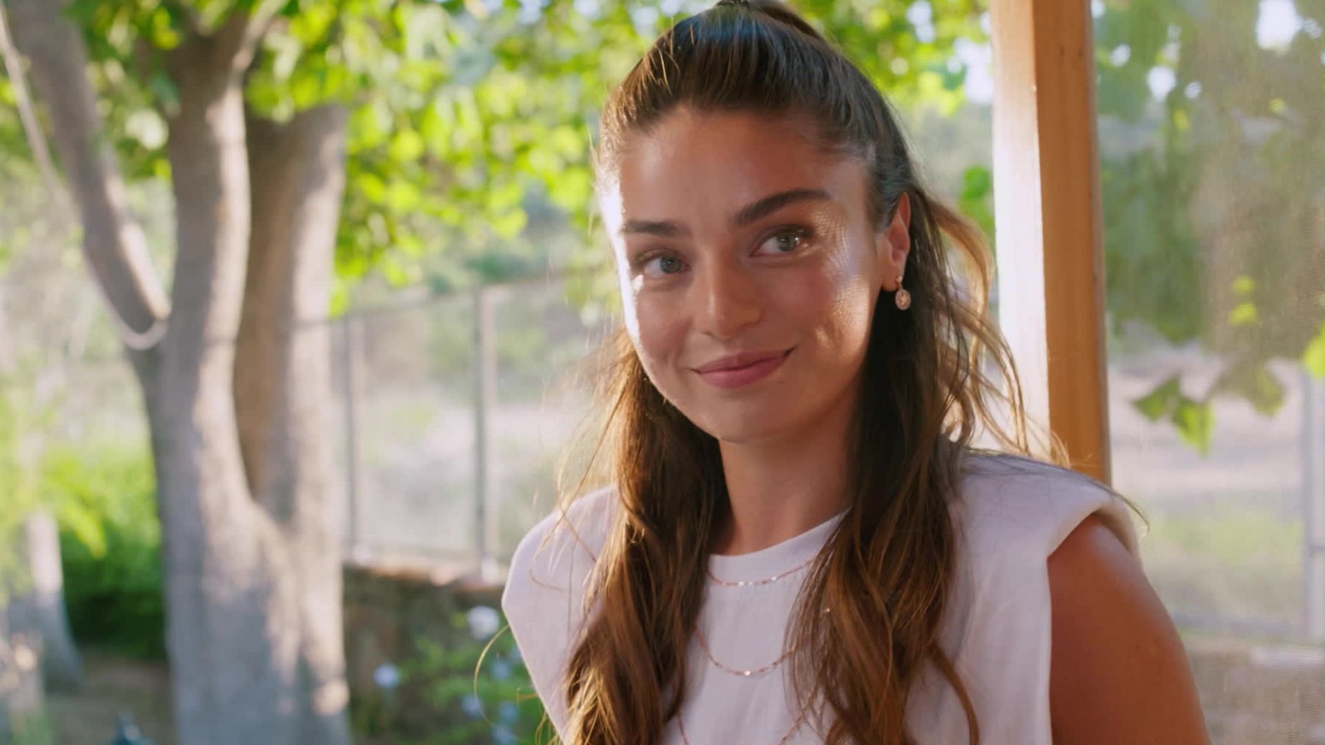 Ayca Aysin Turan (Haziran) in una scena di Be My Sunshine