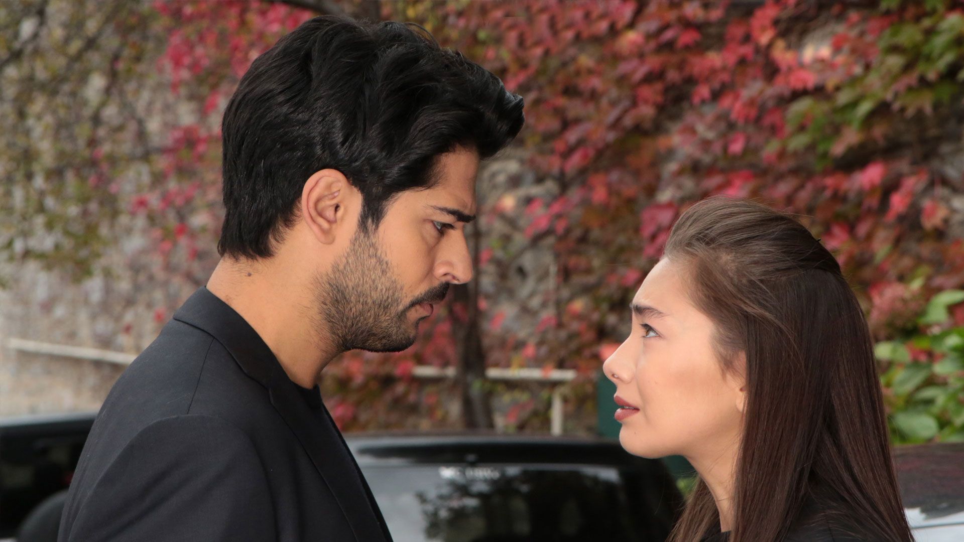 Burak Özçivit (Kemal Soydere); Neslihan Atagül (Nihan Sezin) in una scena di Endless Love