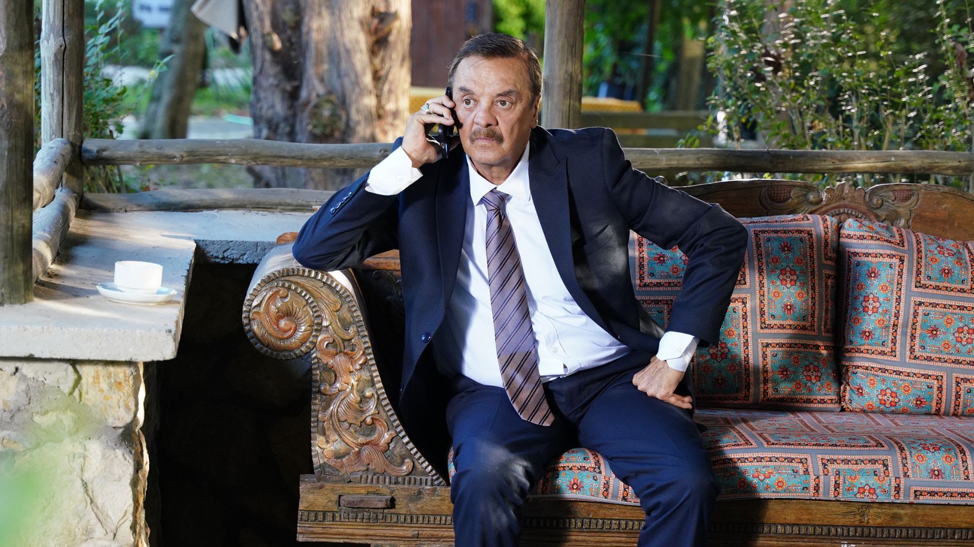 Mesut Akusta (Rasit) in una scena di Racconto di una notte