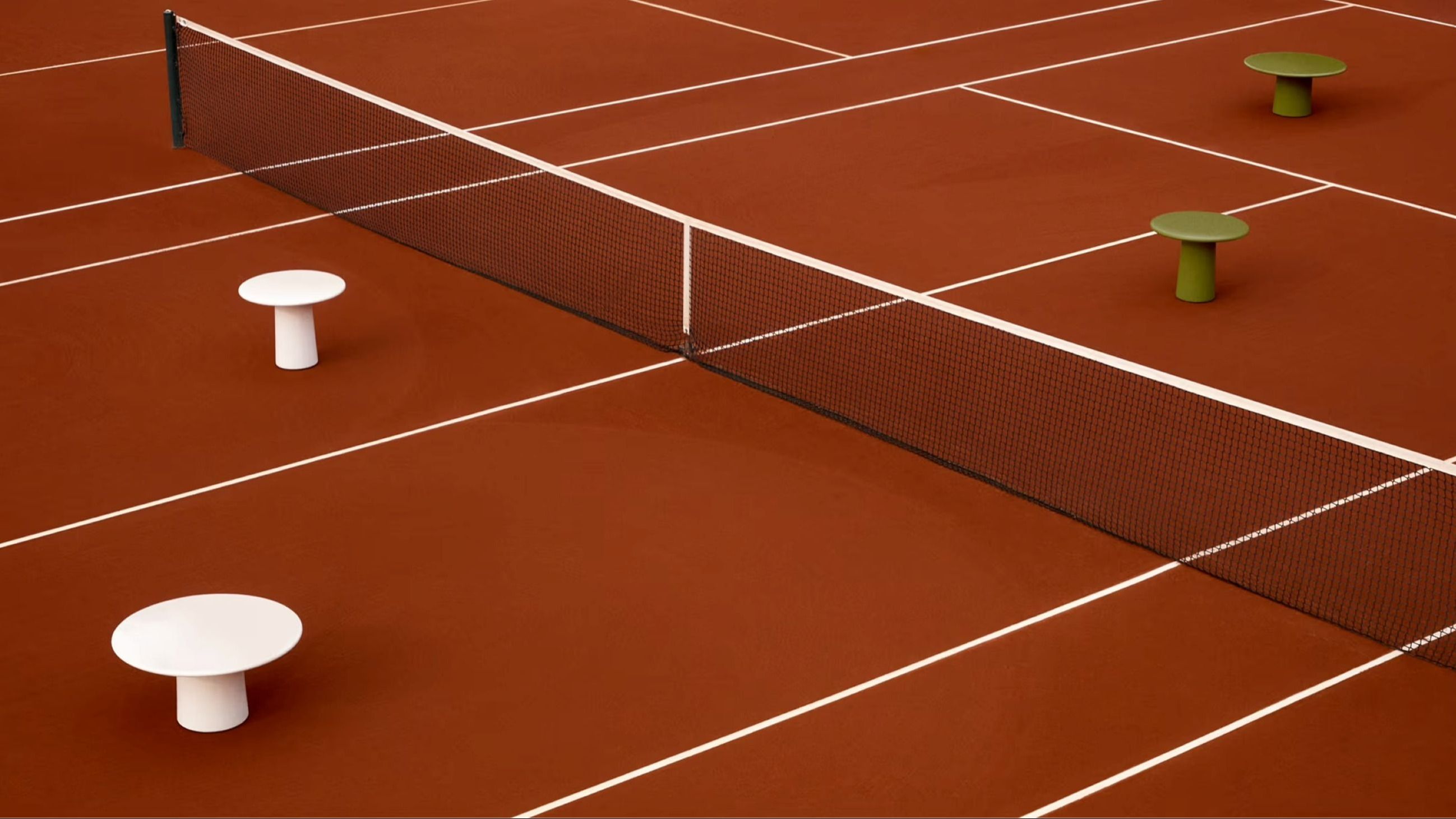 I tavolini Albanella di Kave Home fotografati sul campo in occasione della sponsorizzazione del torneo Barcelona Open Banc Sabadell - Courtesy Kave Home