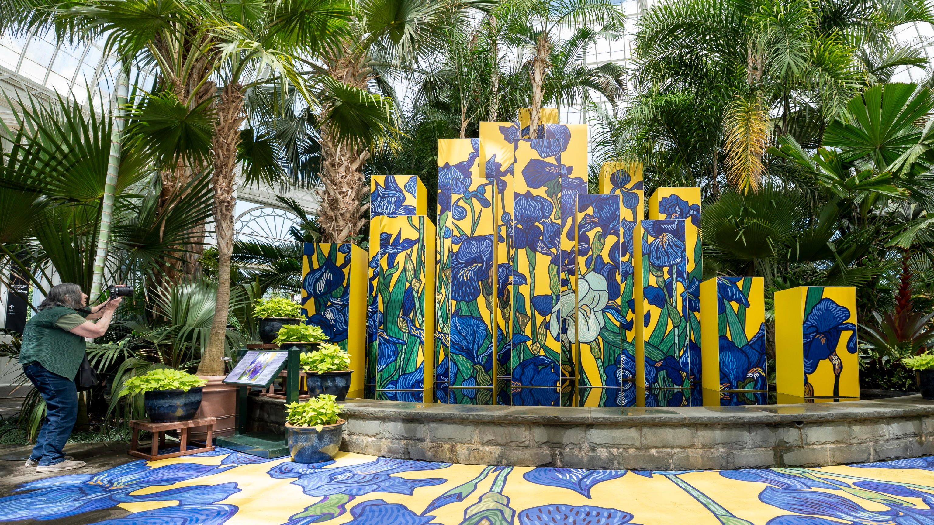 Un’installazione della mostra Van Gogh’s Flowers al Botanical Garden di New York 