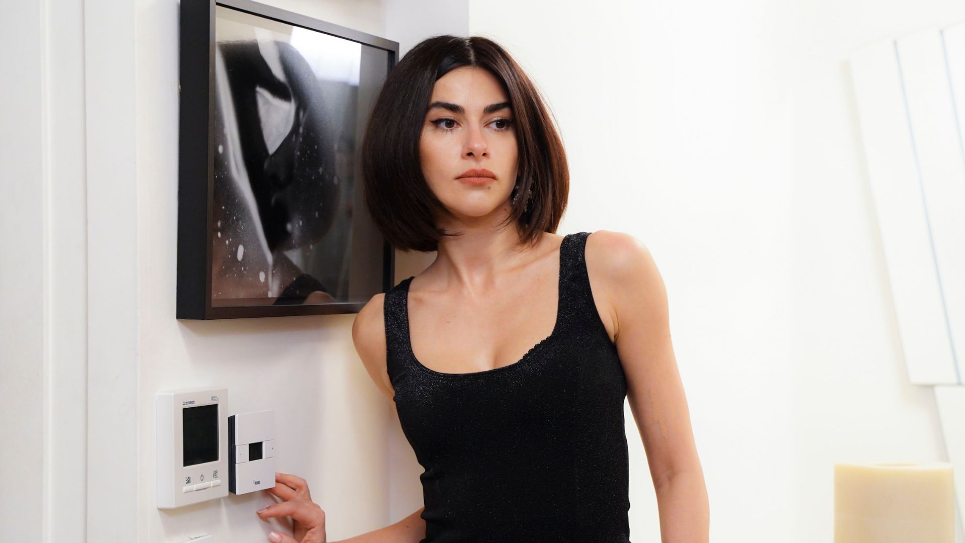 Nesrin Cavadzade (Sahika Ekinci) in una scena di Forbidden Fruit 3.