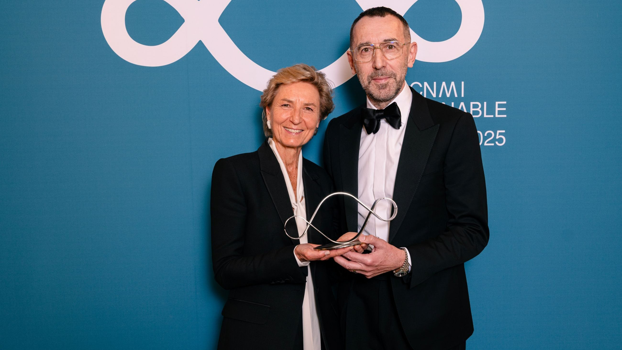 Anna Zegna e Alessandro Sartori con il premio Biodiversity and Water Award conferito a Ermenegildo Zegna Group 
Crediti: Ufficio Stampa