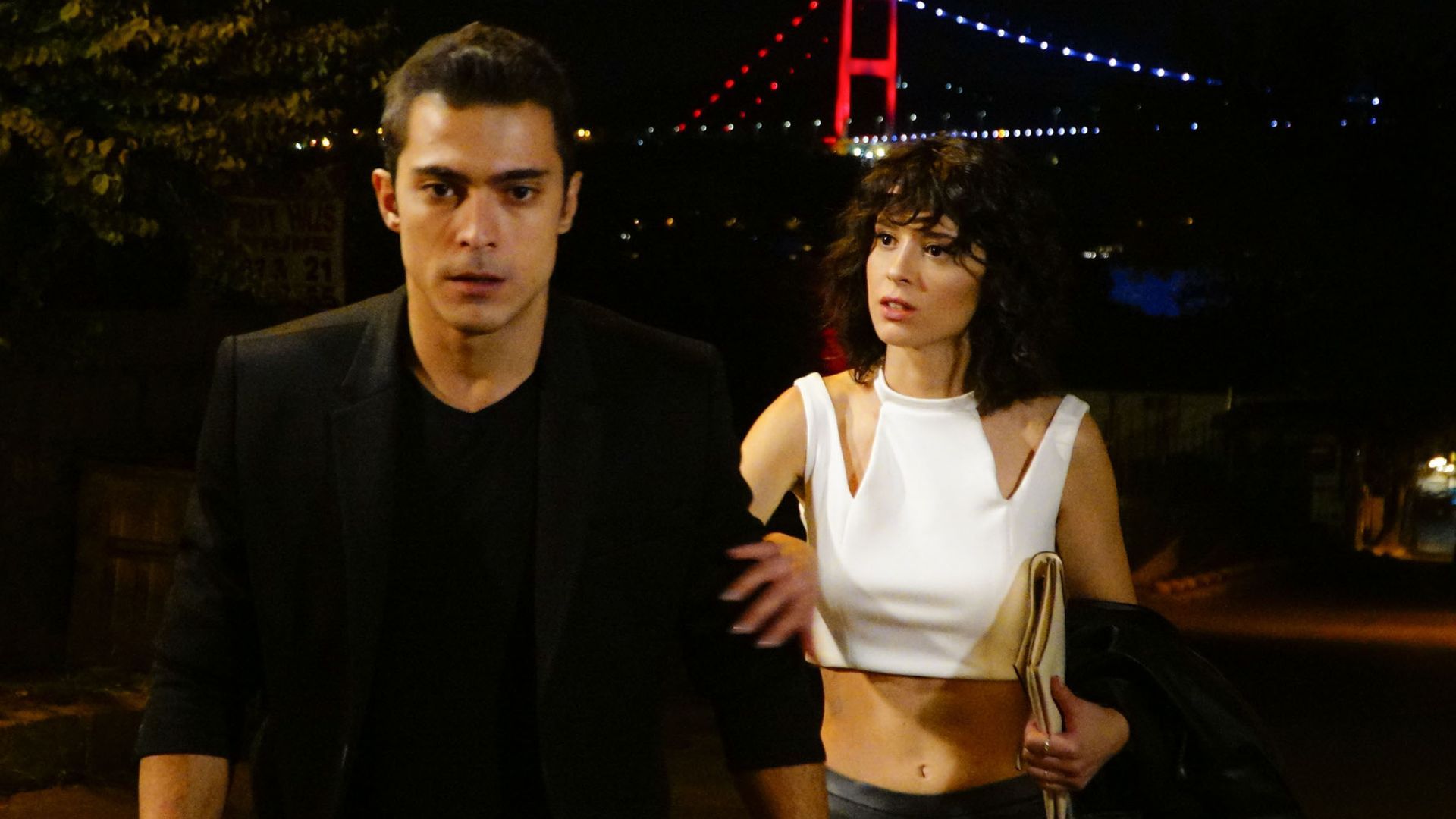 Dogac Yildiz (Yigit) e Buce Buse Kahraman (Lila) in una scena di Forbidden Fruit 3