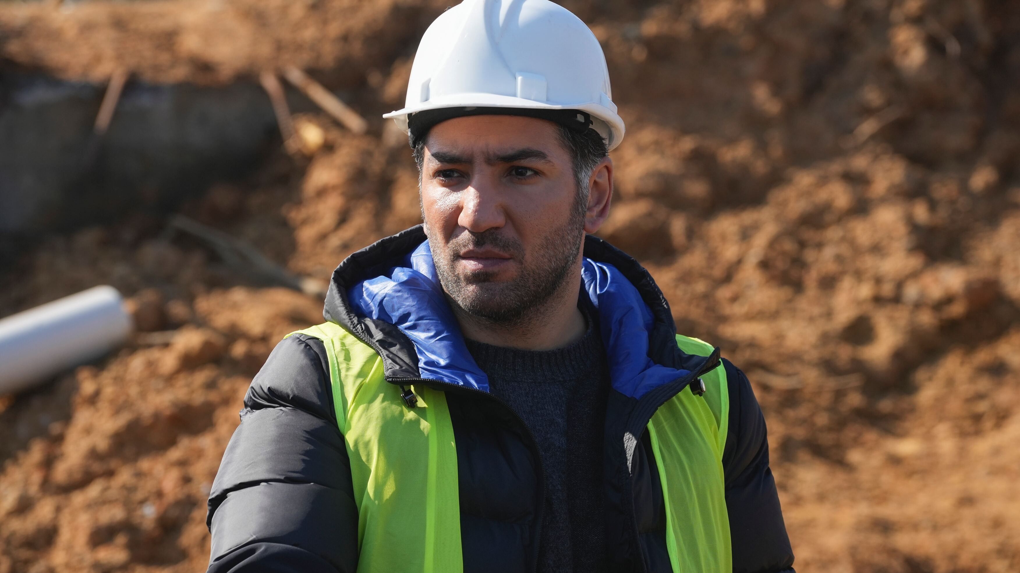 Kahraman (Berkay Ates) in una scena di Tradimento