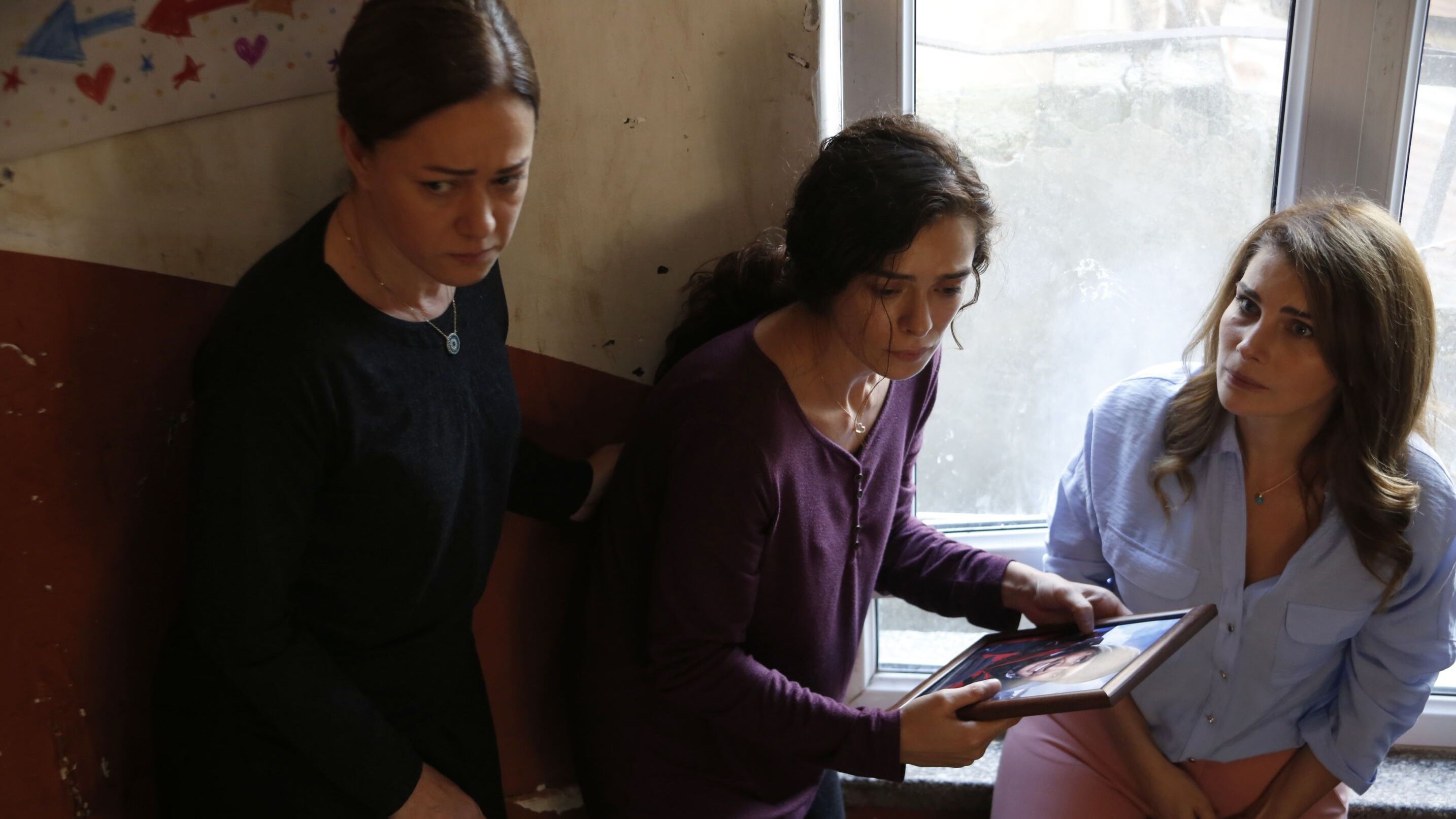 Hatice (Bennu Yildirimlar), Bahar (Ozge Ozpirincci) e Jale (Ece Ozdikici) ne La forza di una donna