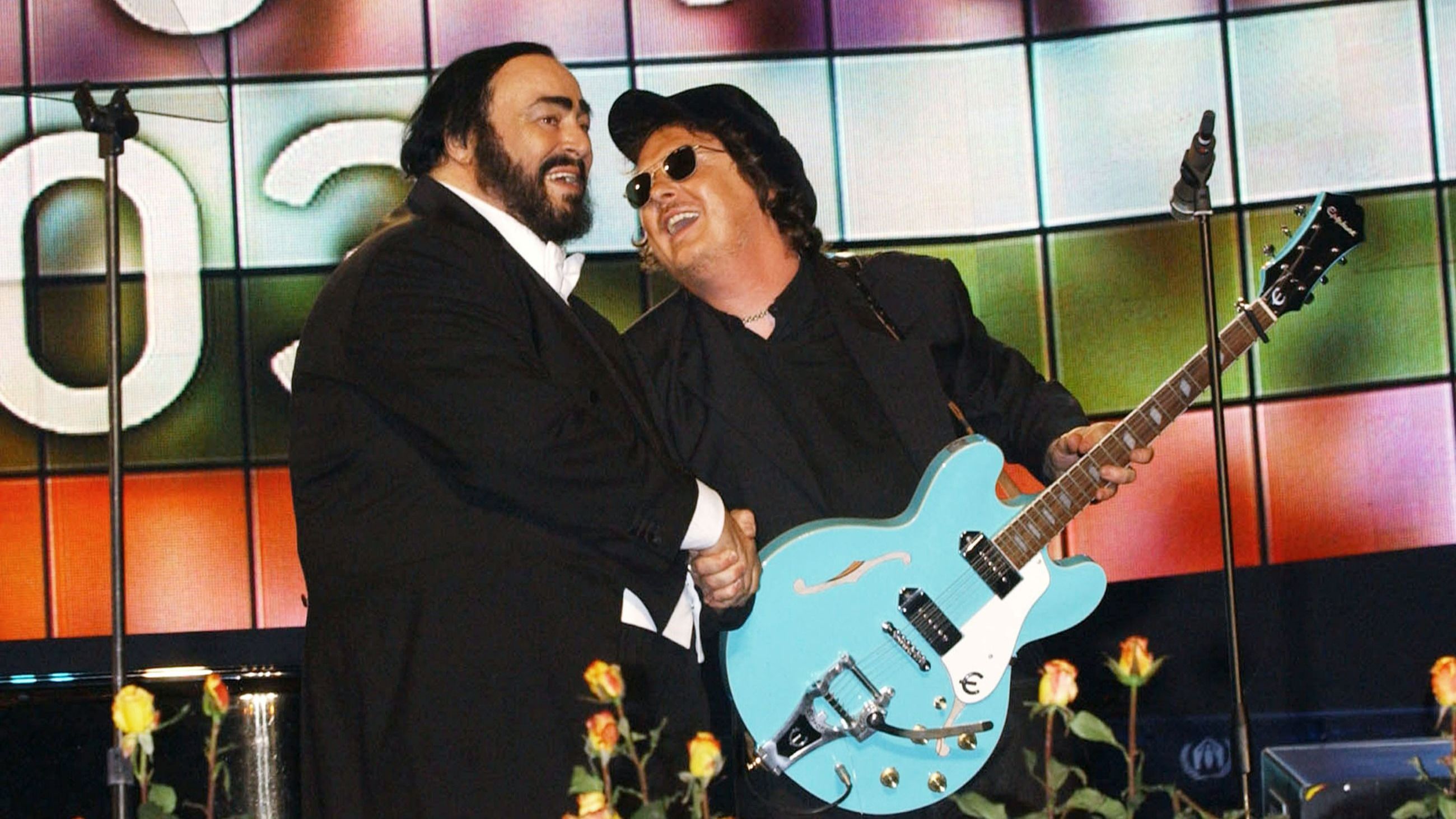 Luciano Pavarotti e Zucchero Fornaciari si esibiscono durante il concerto "Pavarotti and Friends 2003" il 27 maggio 2003 a Modena
Credits: Getty Images
