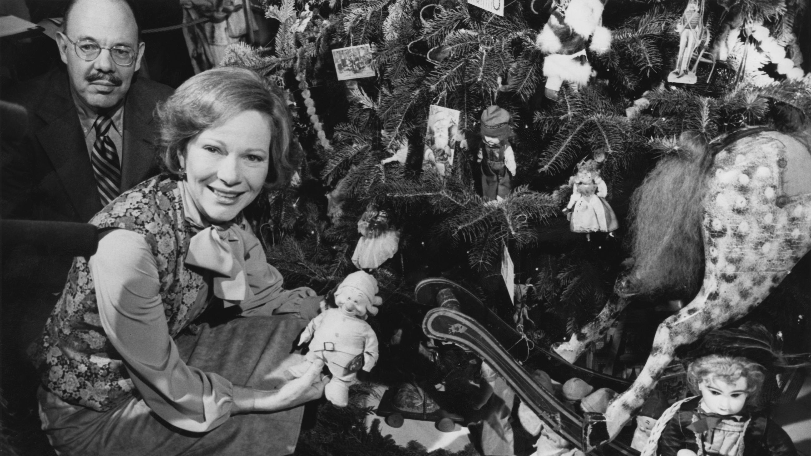 Rosalynn Carter con in mano una bambola sotto l'albero di Natale nella Blue Room della Casa Bianca, Washington D.C., 12 dicembre 1978 - Credits Getty Images 