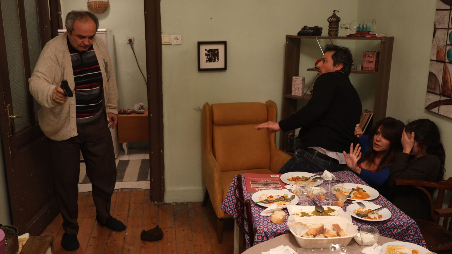 Serif Erol (Enver Sarikadi), Feyyaz Duman (Arif), Gokce Eyuboglu (Ceyda), Özge Özpirincci (Bahar Çesmeli) in una scena de La Forza di una donna.