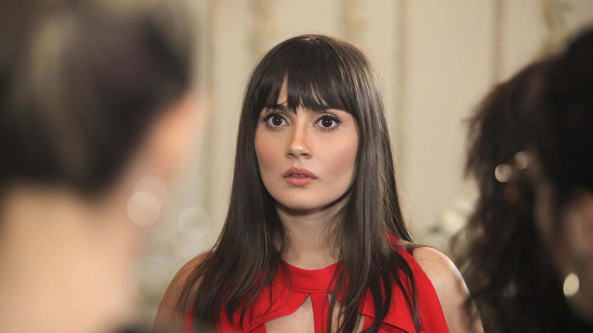 Sevda Erginci (Zeynep) in una scena di Forbidden Fruit 2