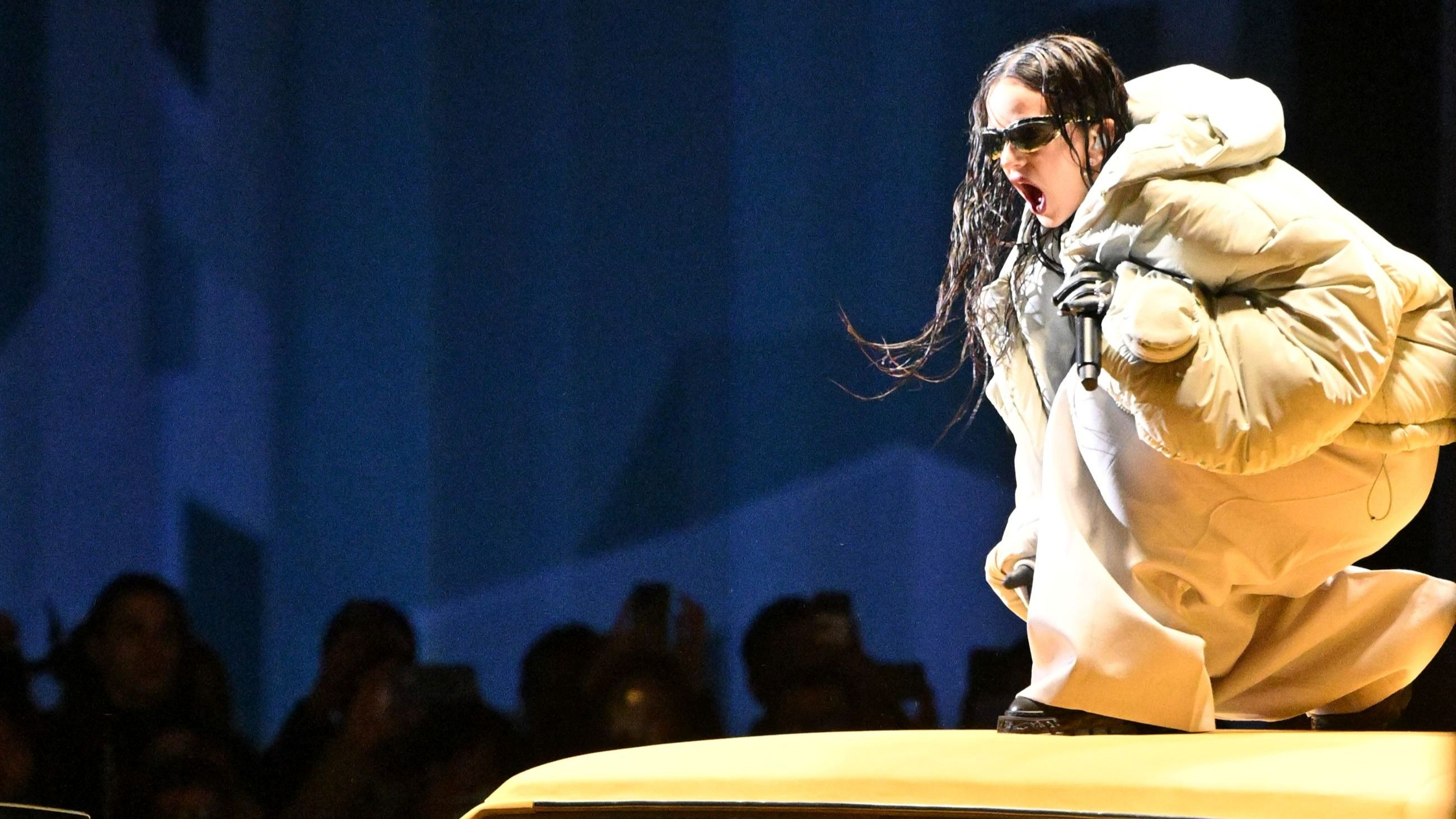 La cantante Rosalia si esibisce durante la sfilata Louis Vuitton Menswear Autunno-Inverno 2023-2024 nell'ambito della Paris Fashion Week - Credits: Getty Images