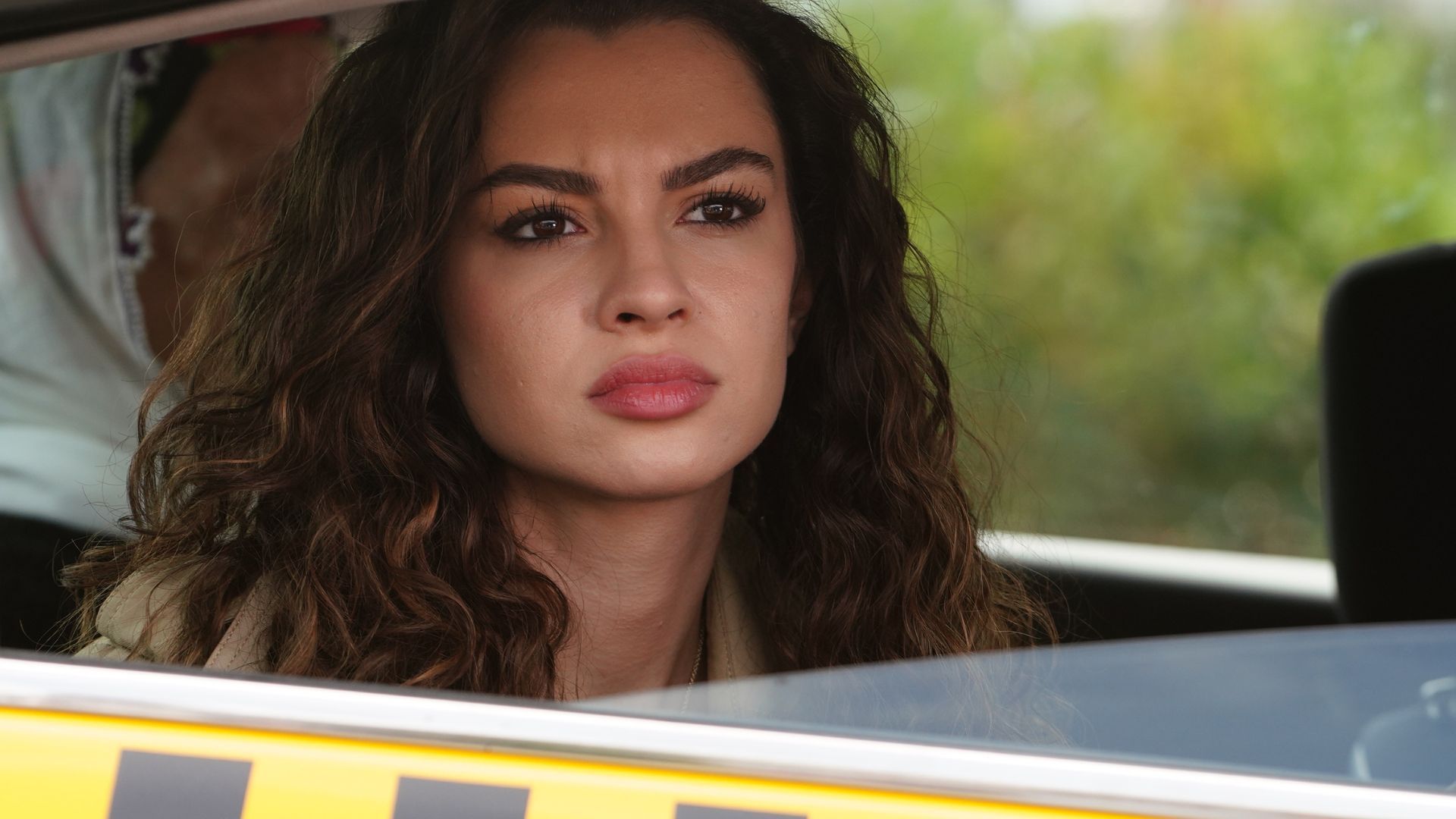 Burcu Yazgı Coşkun (Canfeza) in una scena di Racconto di una notte