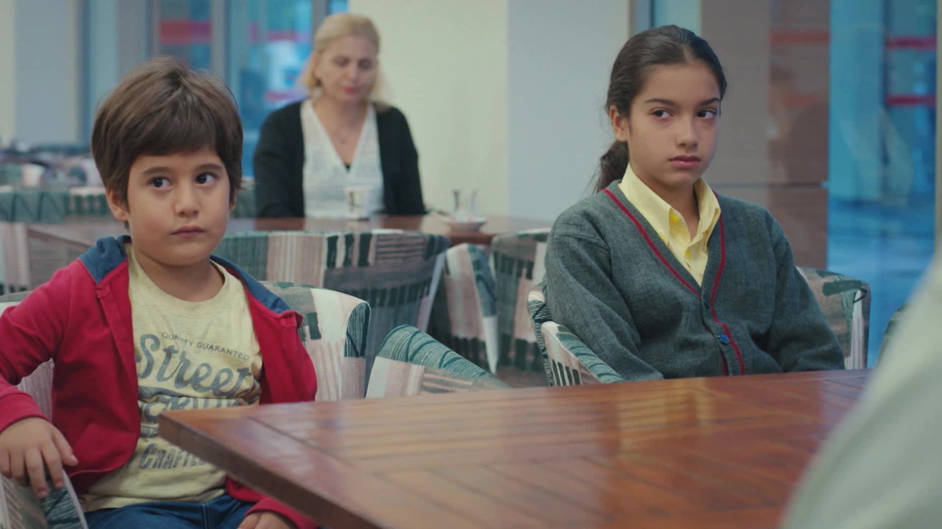 Doruk e Nisan in una scena de La forza di una donna 3