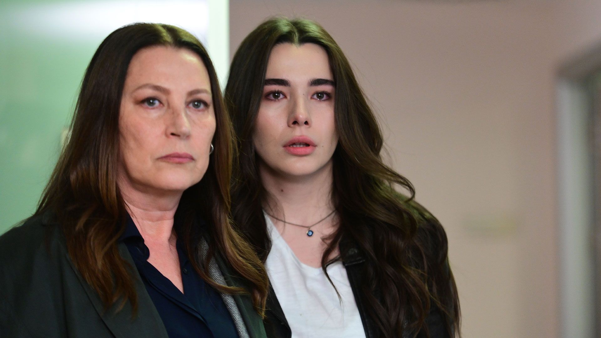Vahide Perçin (Güzide Yenersoy) e Feyza Sevil Güngör (Oylum Yenersoy) in una scena di Tradimento