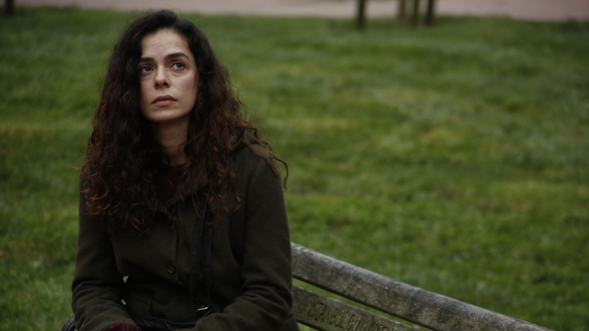 Ozge Ozpirincci (Bahar Cesmeli) in una scena de La forza di una donna 2