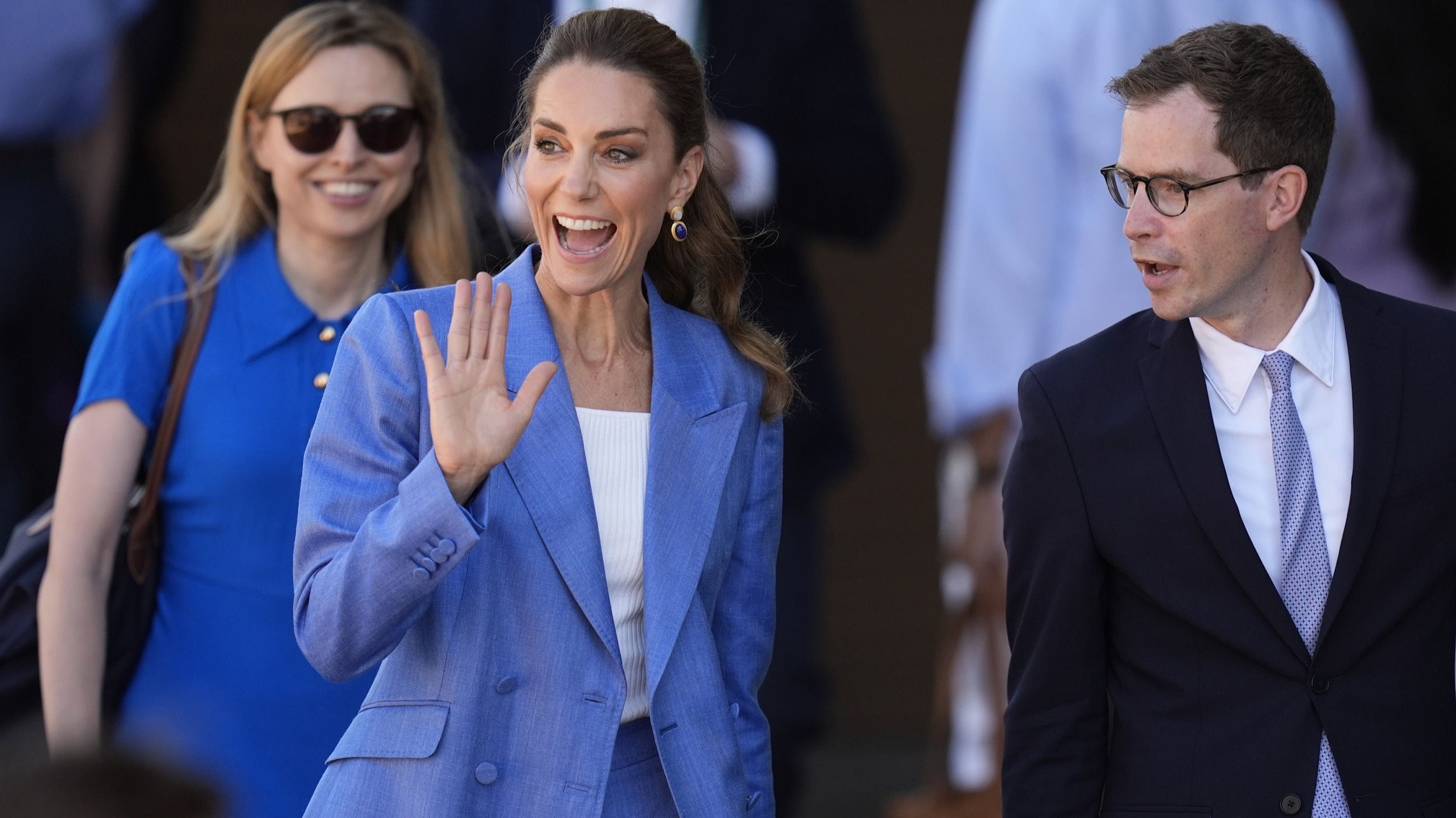 Catherine, principessa del Galles, saluta il pubblico durante la sua visita nel quarto giorno dei Campionati di tennis di Wimbledon 2026, tenutisi presso l’All England Lawn Tennis and Croquet Club il 2 luglio 2026 a Londra, in Inghilterra - Credits: Getty Images 