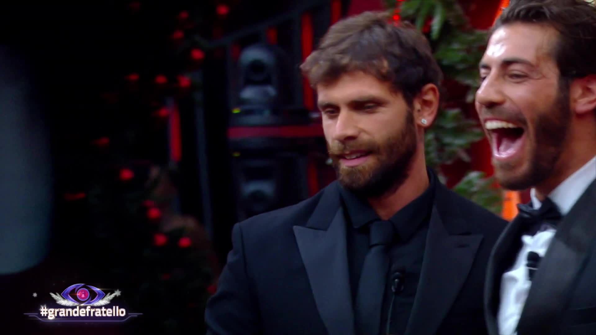 Omer Elomari scopre di essere il quinto finalista del Grande Fratello