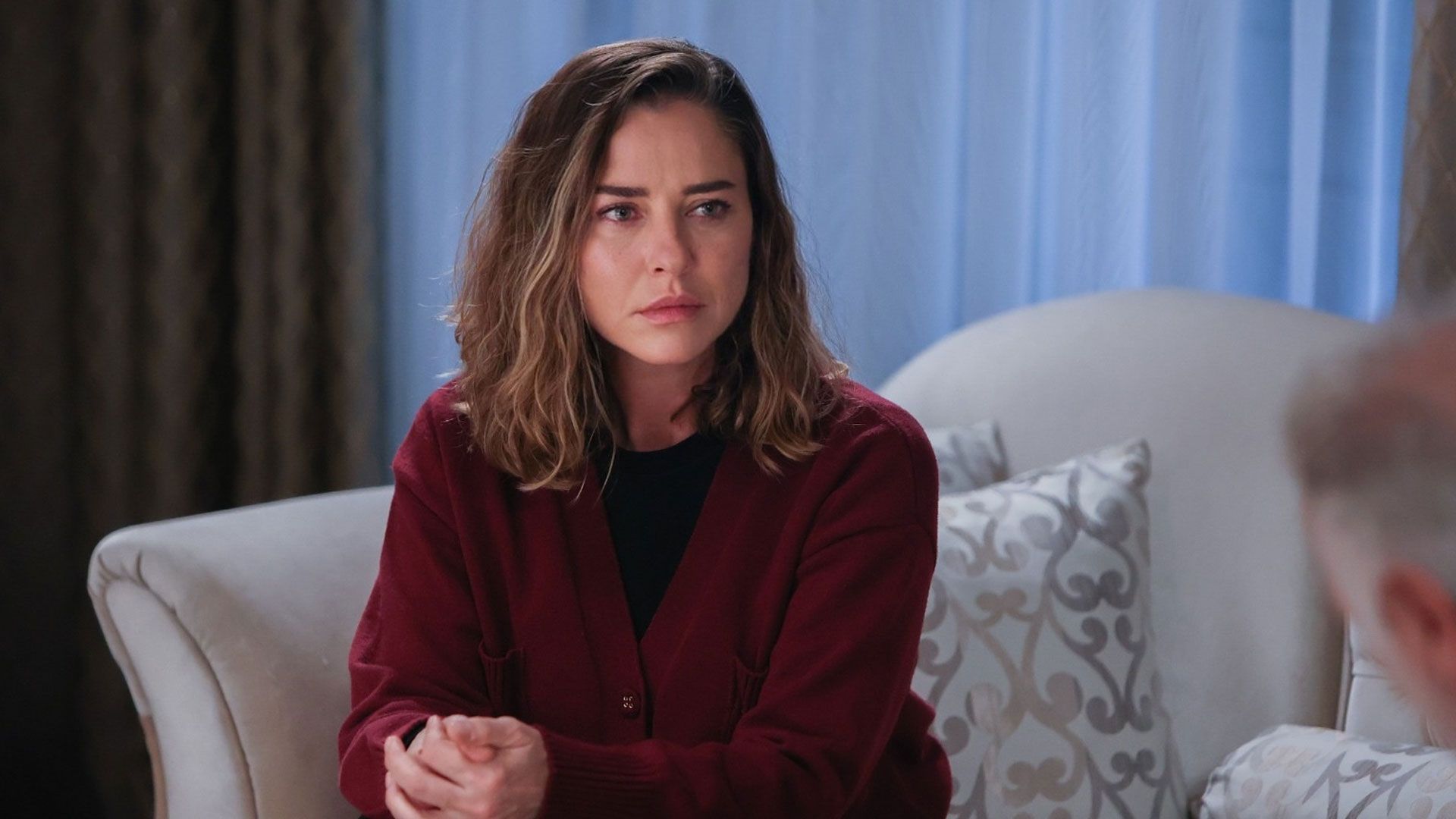 Ece Uslu (Sumru Sansalan) in una scena di La notte nel cuore