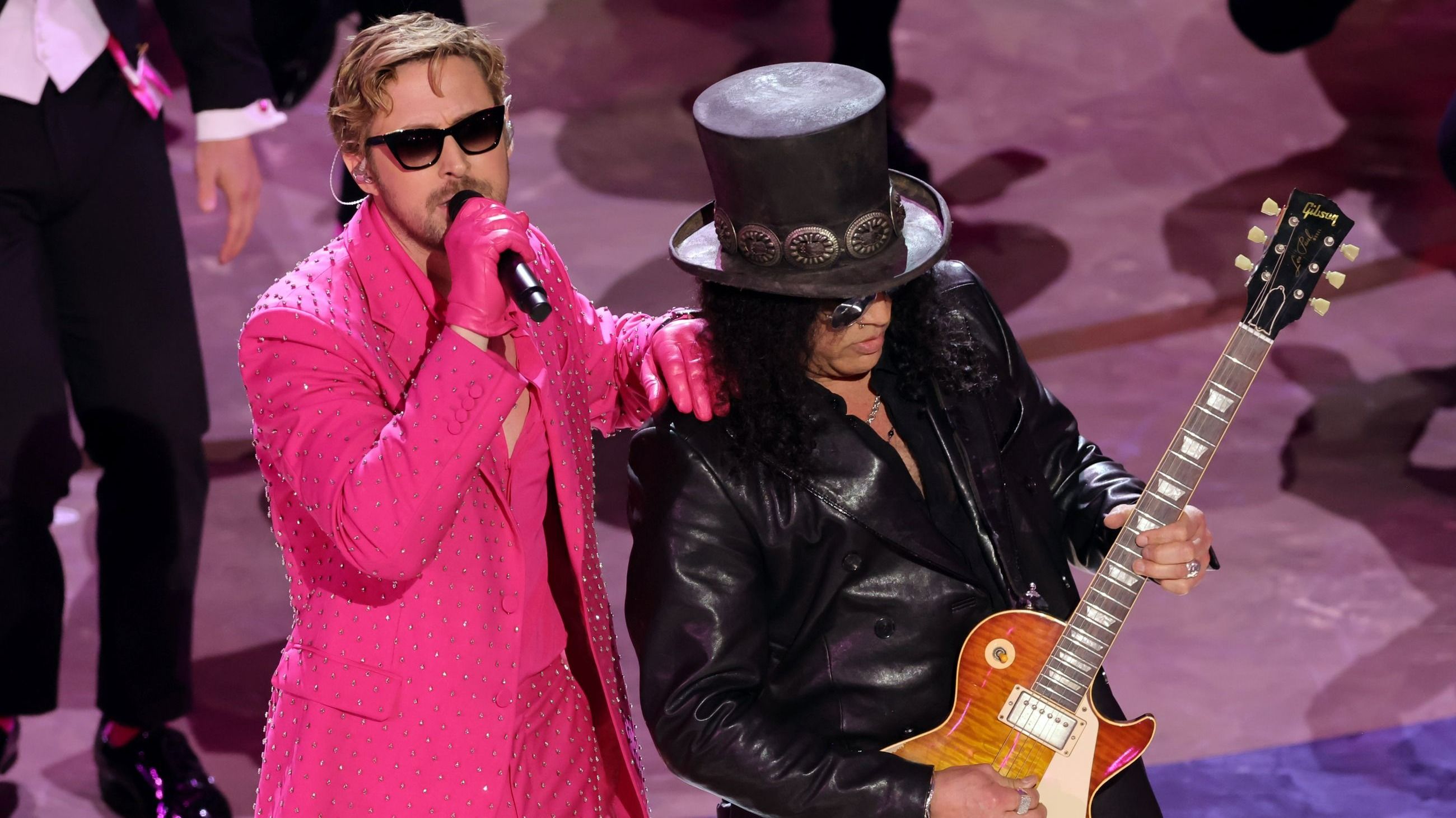 Ryan Gosling e Slash si esibiscono sul palco con “I’m Just Ken” dal film “Barbie” durante la 96ª edizione degli Academy Awards al Dolby Theatre il 10 marzo 2024 a Hollywood, California - Credits: Getty Images