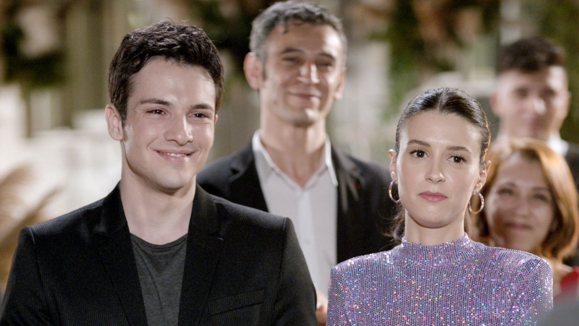 Ahmet Haktan Zavlak (Erim) e Buce Buse Kahraman (Lila) in una scena di Forbidden Fruit 3