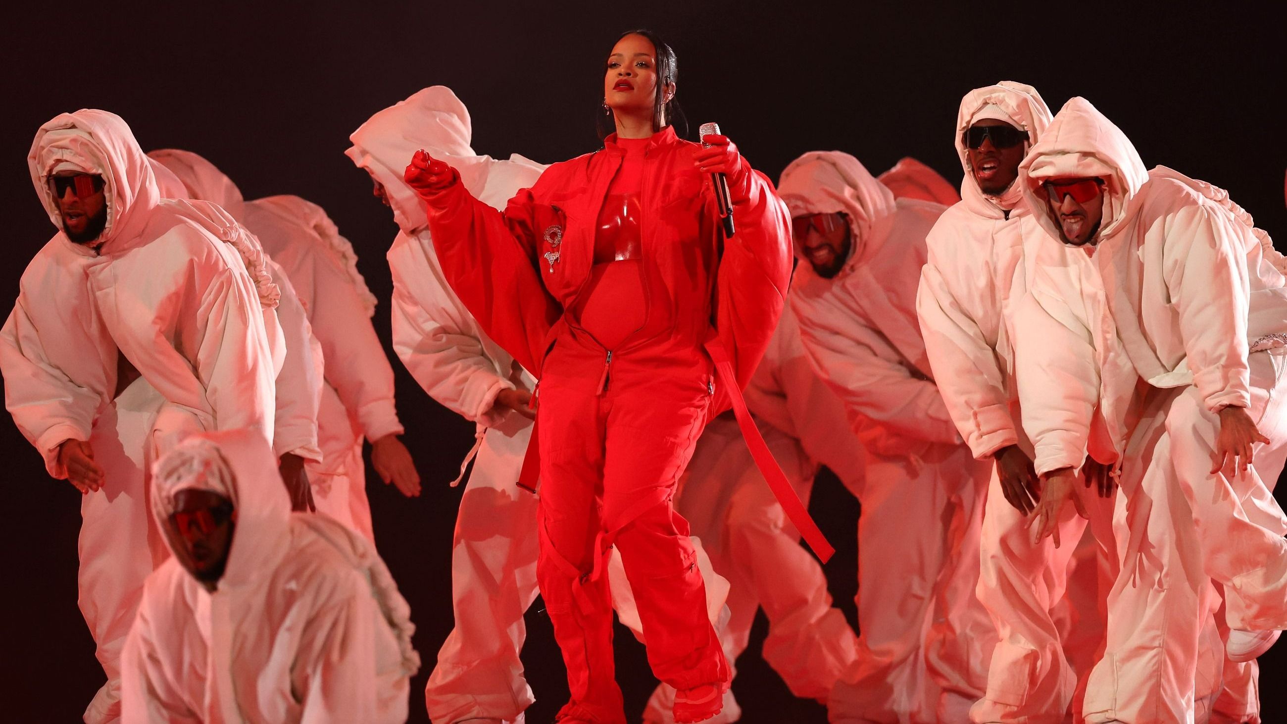 Rihanna si esibisce sul palco durante l’Apple Music Super Bowl LVII Halftime Show al State Farm Stadium, nel 2023 a Glendale
Credits: Getty Images