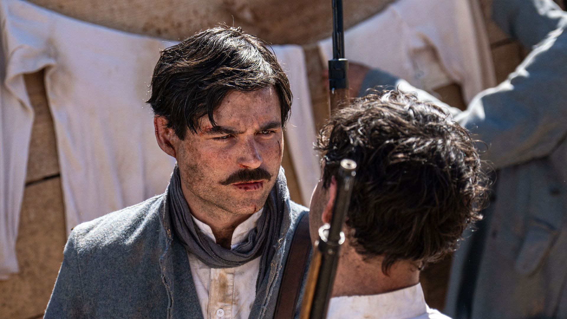 Arturo Sancho (Manuel Luján) in una scena de La promessa