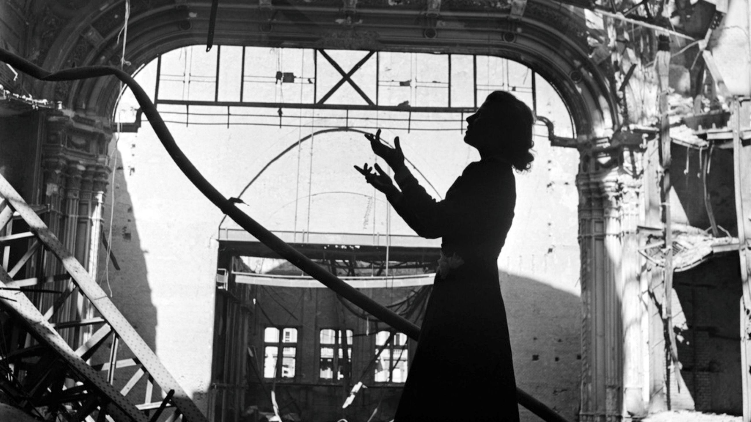 Copyright_LeeMillerArchives_Irmgard Seefried, cantante d'opera, mentre canta un'aria di Madama Butterfly, Opera House, Vienna, Austria, 1945 © Lee Miller Archives, England 2025. All rights reserved. leemiller.co
Courtesy Press Office