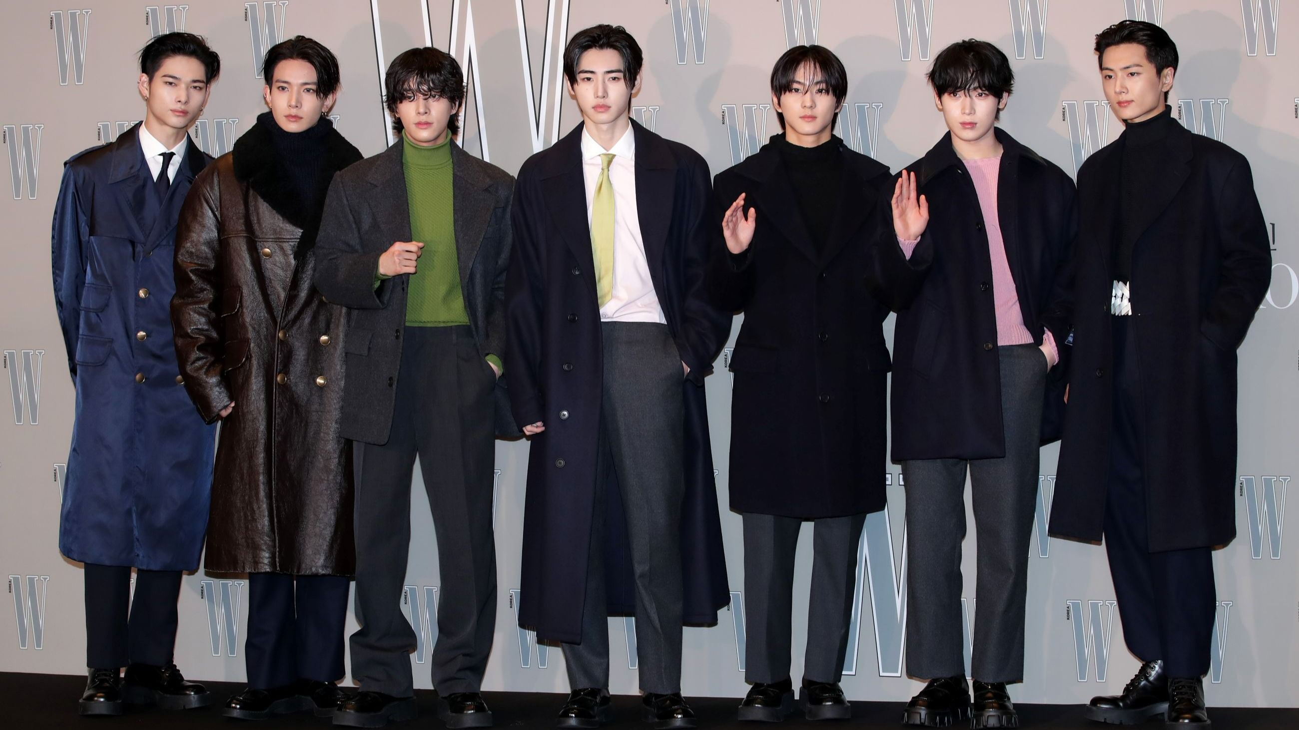 Ni-Ki alias Riki Nishimura dal Giappone, HeeSeung alias Lee Hee-Seung, Jake, SungHoon alias Park Sung-Hoon, JungWon, Sunoo e Jay alias Park Jong-Sung alias Jay Jongsung Park della boy band ENHYPEN - Credits Getty Images