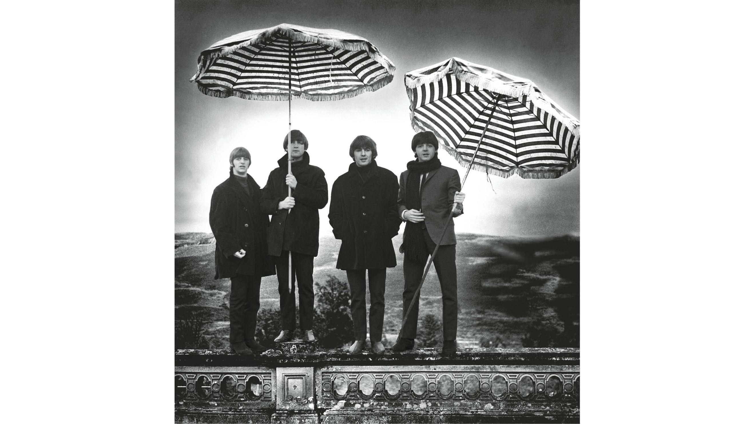 I Beatles a Perthshire, Scozia, 1964: due ombrelloni per ripararsi dal mito. Fotografia di Robert Whitaker – Crediti: Robert Whitaker/Wall of Sound Gallery