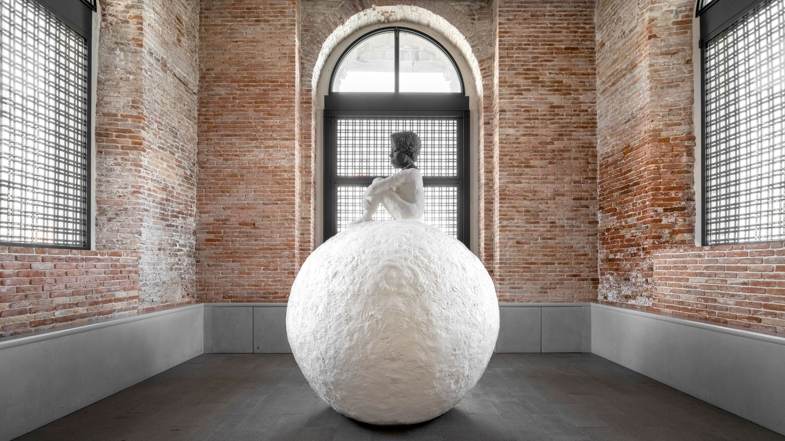 A Punta della Dogana: Lorna Simpson, Woman on a Snowball, 2018 © Lorna Simpson - Courtesy of the artist and Hauser & Wirth. Installation View ‘Untitled, 2020. Three perspectives on the art of the present’ at Punta della Dogana, 2020 © Palazzo Grassi, photography Marco Cappelletti