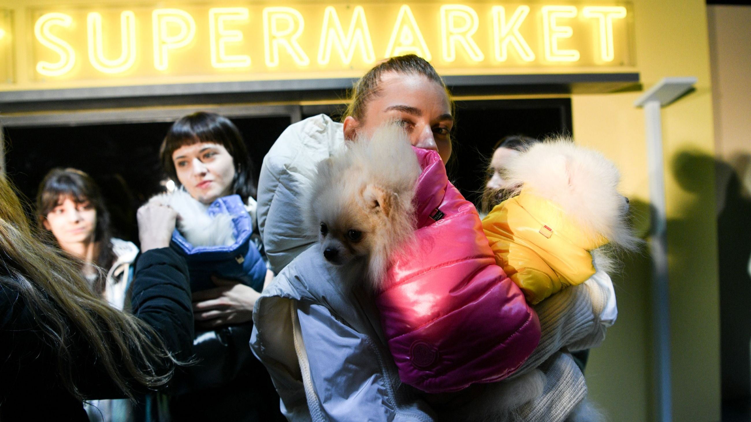 Una modella nel backstage della sfilata Moncler Genius durante la Milano Fashion Week Autunno/Inverno 2019/20 - Credits Getty Images
