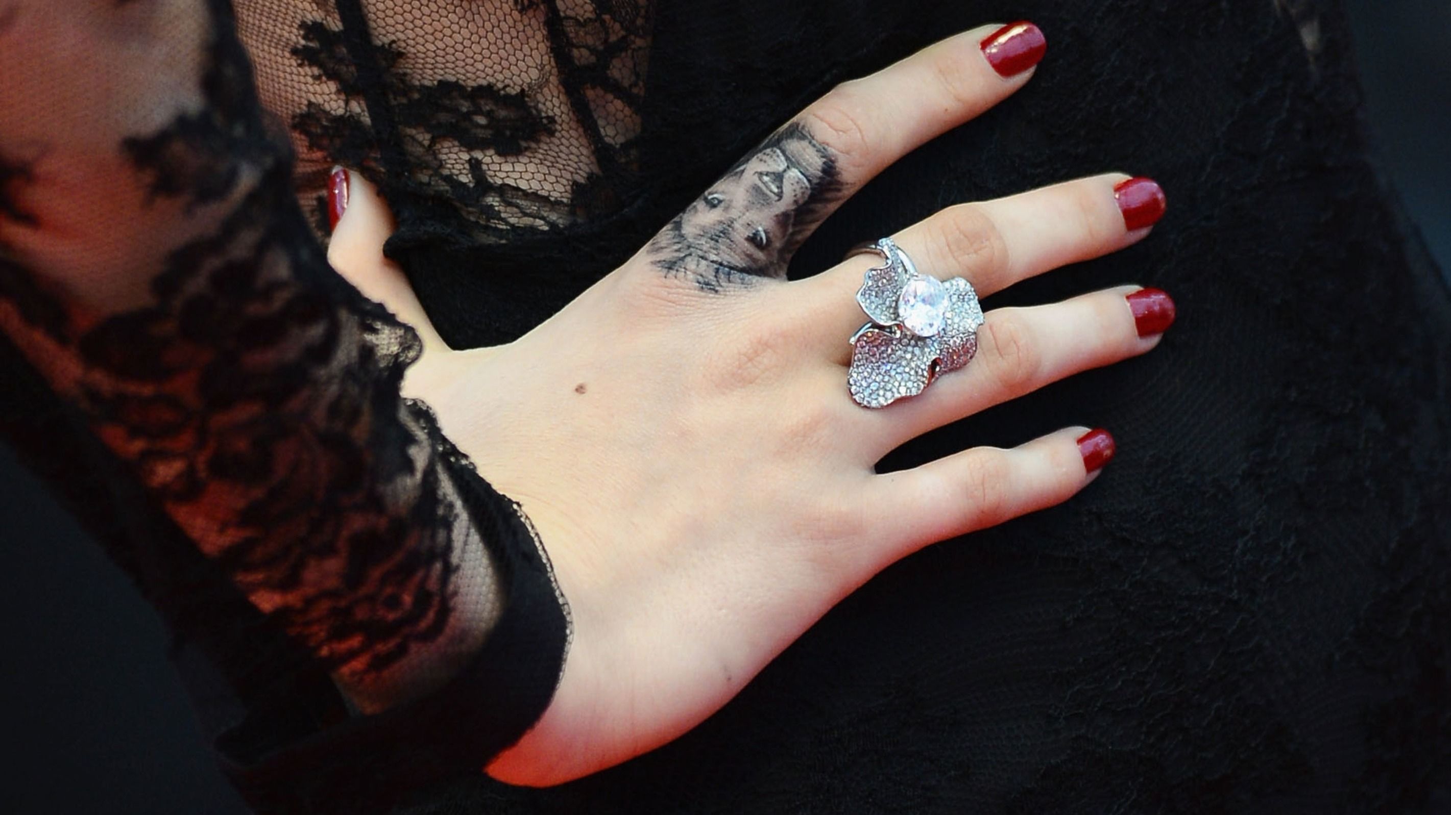 La modella Cara Delevingne indossa un prezioso anello da cocktail alla cerimonia di apertura e alla premiere de Il Grande Gatsby alla 66° edizione del Festival di Cannes nel 2013
Credit: Getty Images 