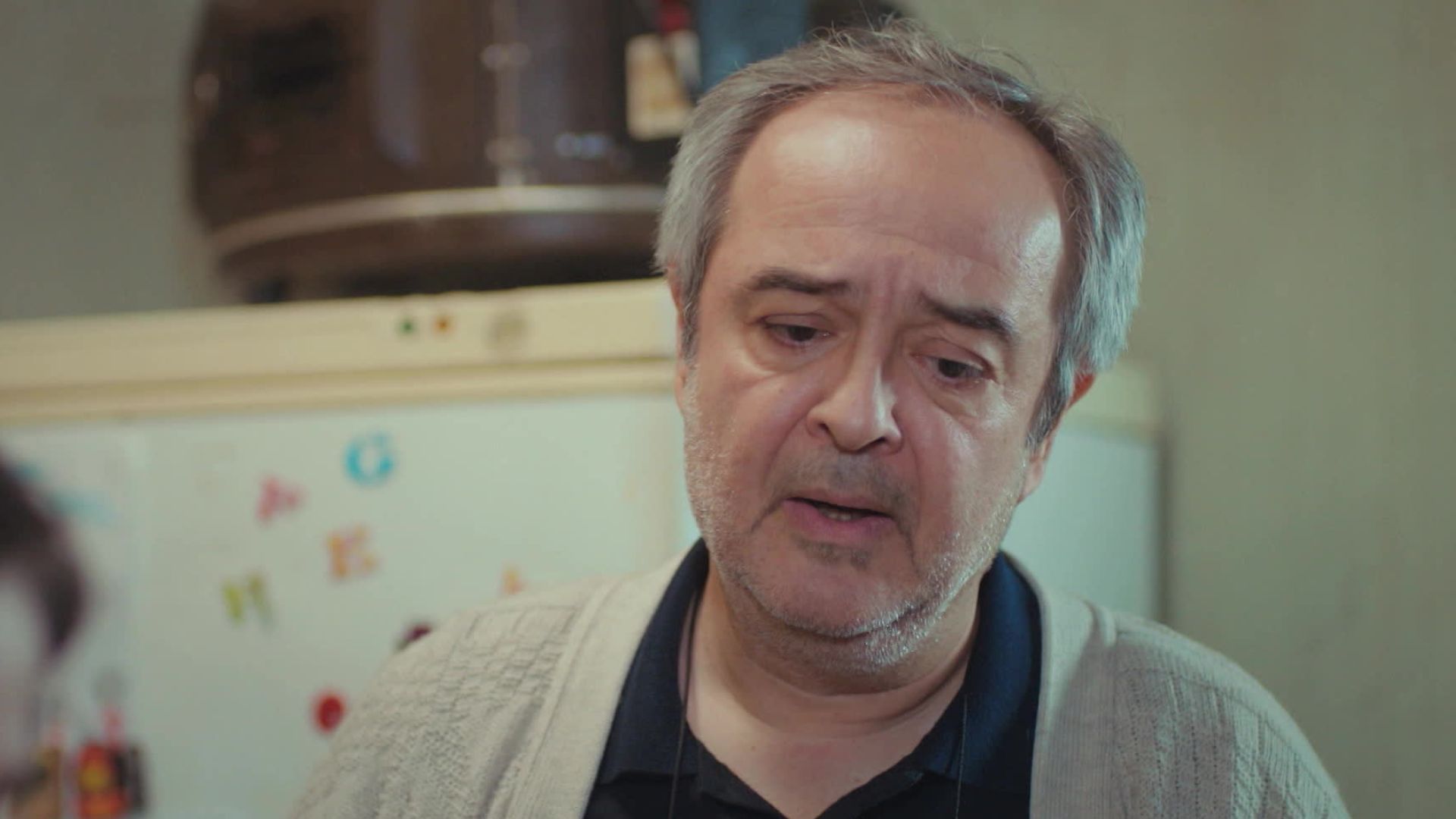 Şerif Erol (Enver) in una scena de La Forza di una donna.