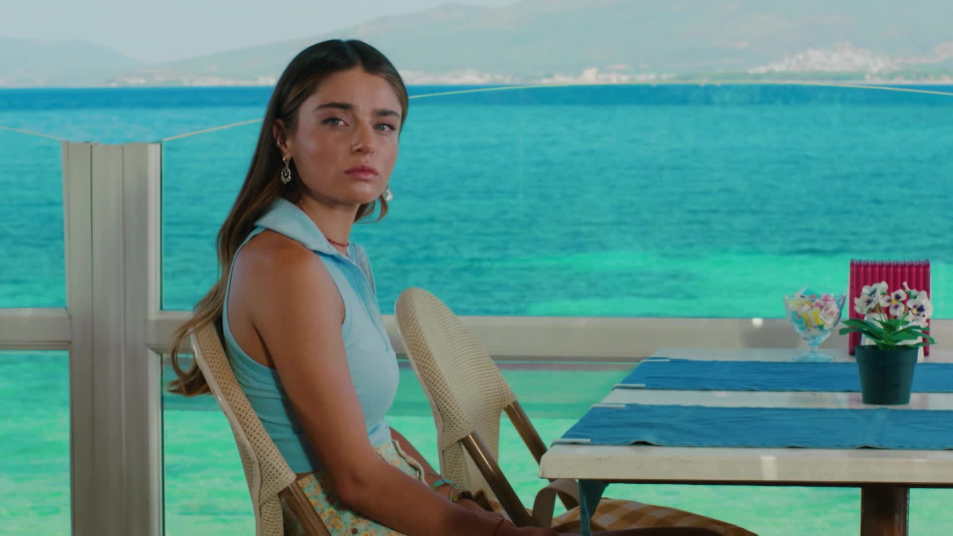 Ayca Aysin Turan (Haziran) in una scena di Be My Sunshine.