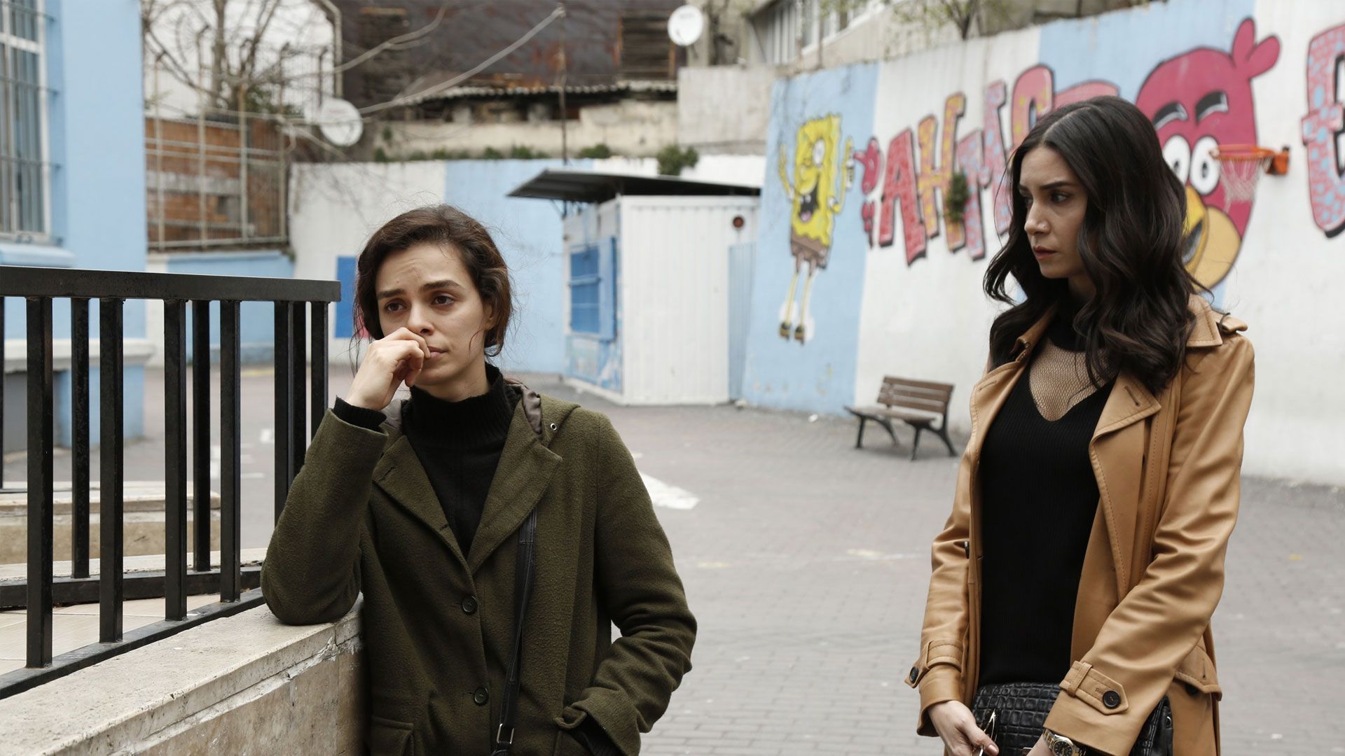 Özge Özpirinçci (Bahar Çesmeli) e Ahu Yağtu (Pırıl) in una scena di La forza di una donna