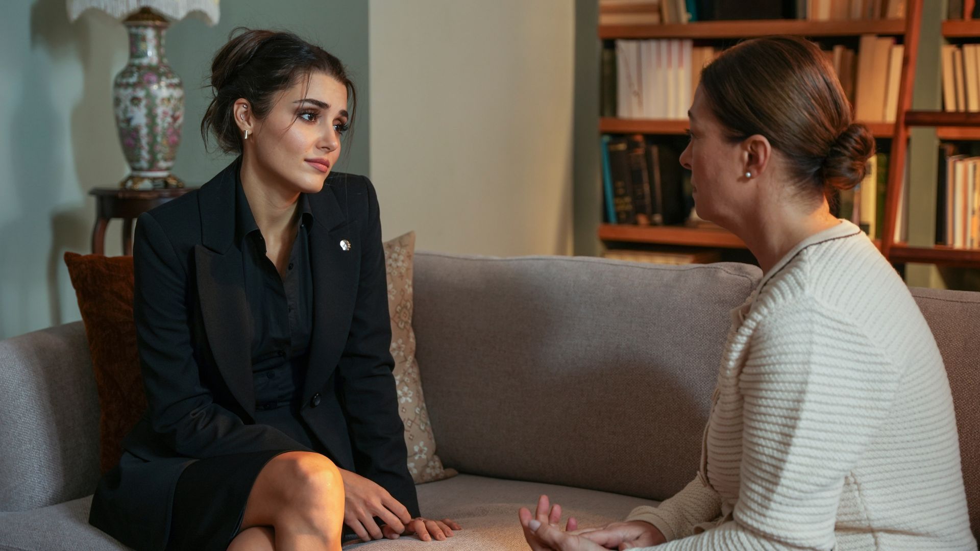 Hande Erçel (Leyla Gediz) in una scena di Another Love