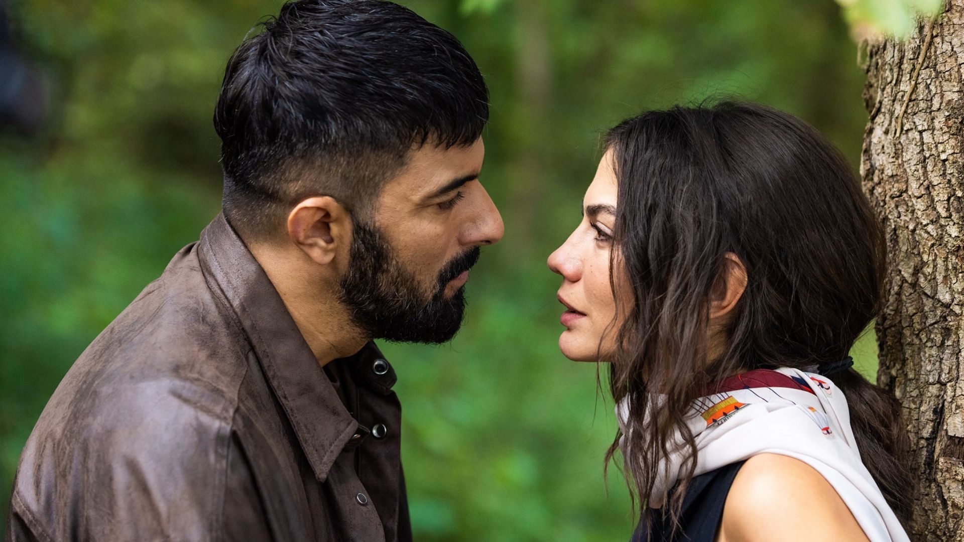 Engin Akyurek (Tahir) e Demet Ozdemir (Farah) in una scena de Io sono Farah 2