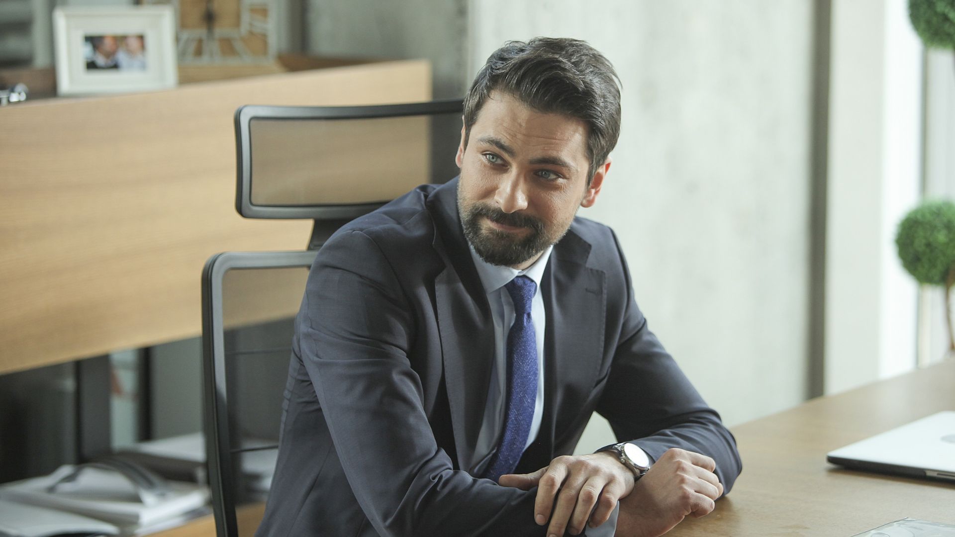 Onur Tuna (Alihan Tasdemir) in una scena di Forbidden Fruit 2