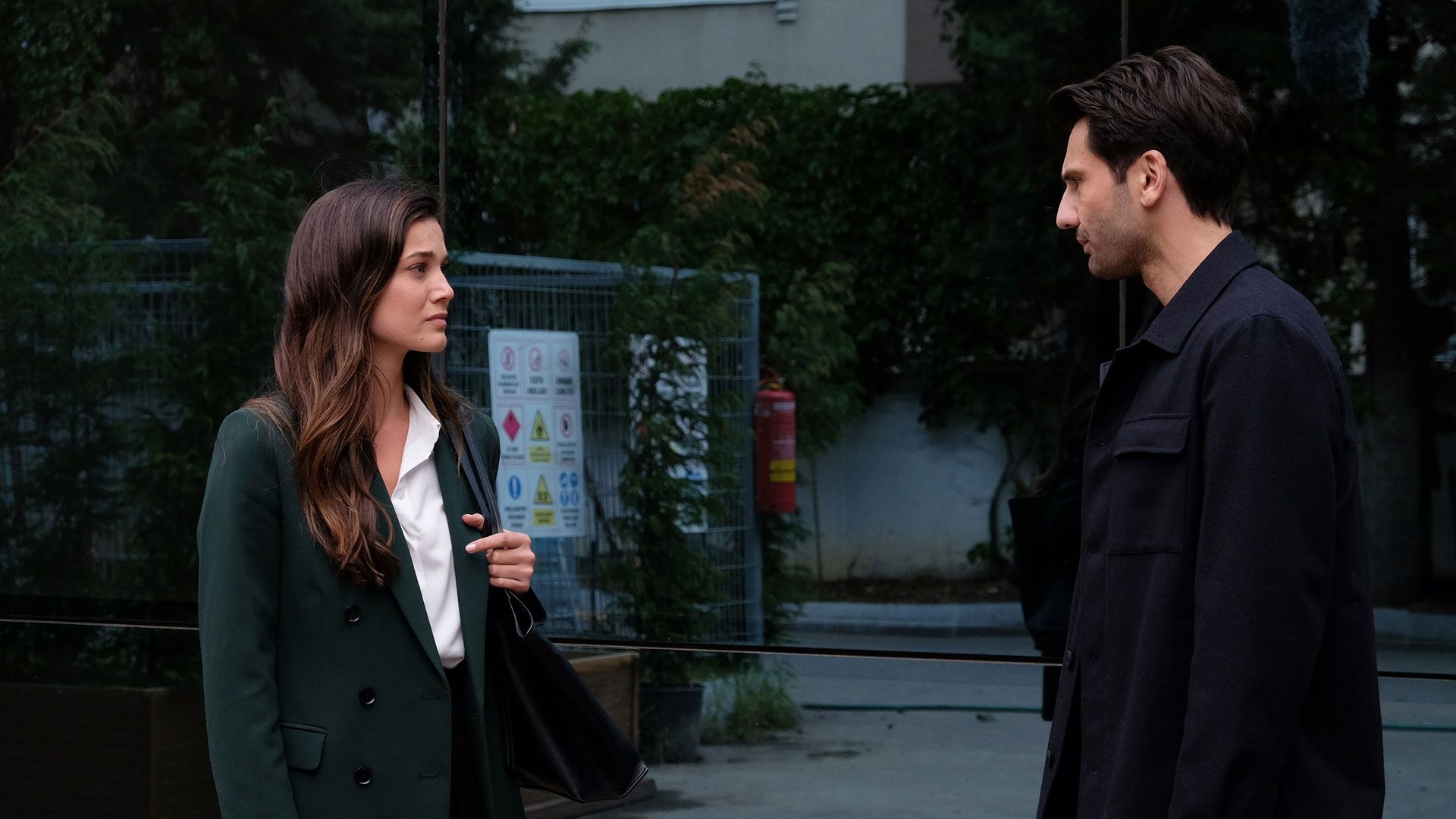 Pinar Deniz (Ceylin Erguvan) e Kaan Urgancıoğlu (Ilgaz Kaya) in una scena di Segreti di famiglia