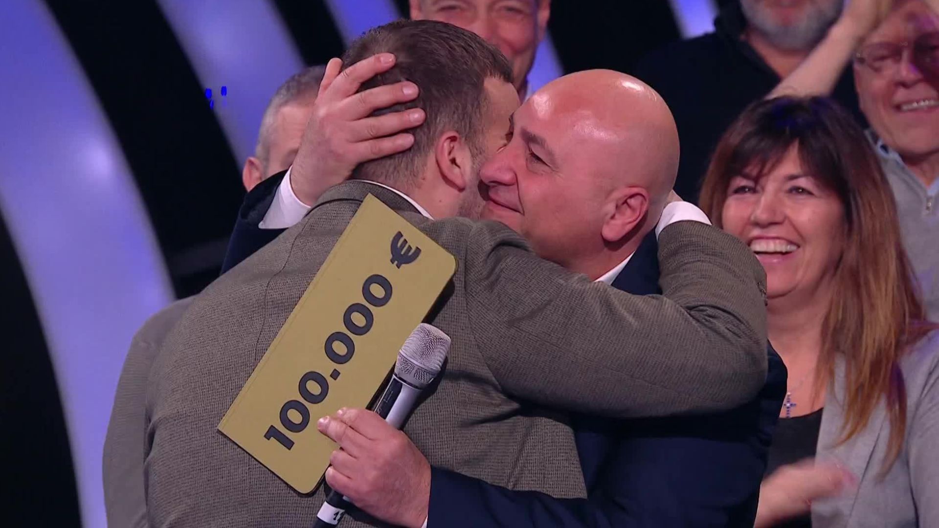 L'abbraccio di Matteo e il padre a La Ruota della fortuna