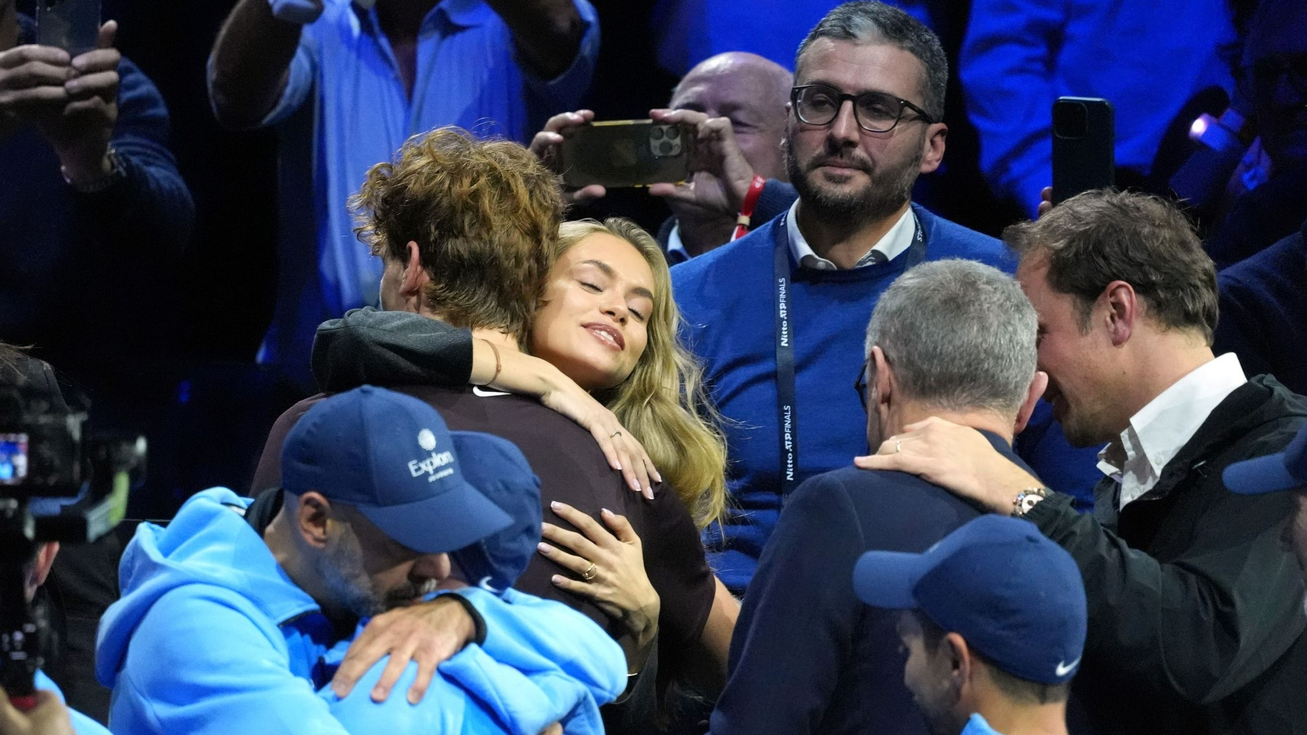Laila Hasanovic abbraccia Jannik Sinner agli ATP Finals 2025 - Credits Getty Images