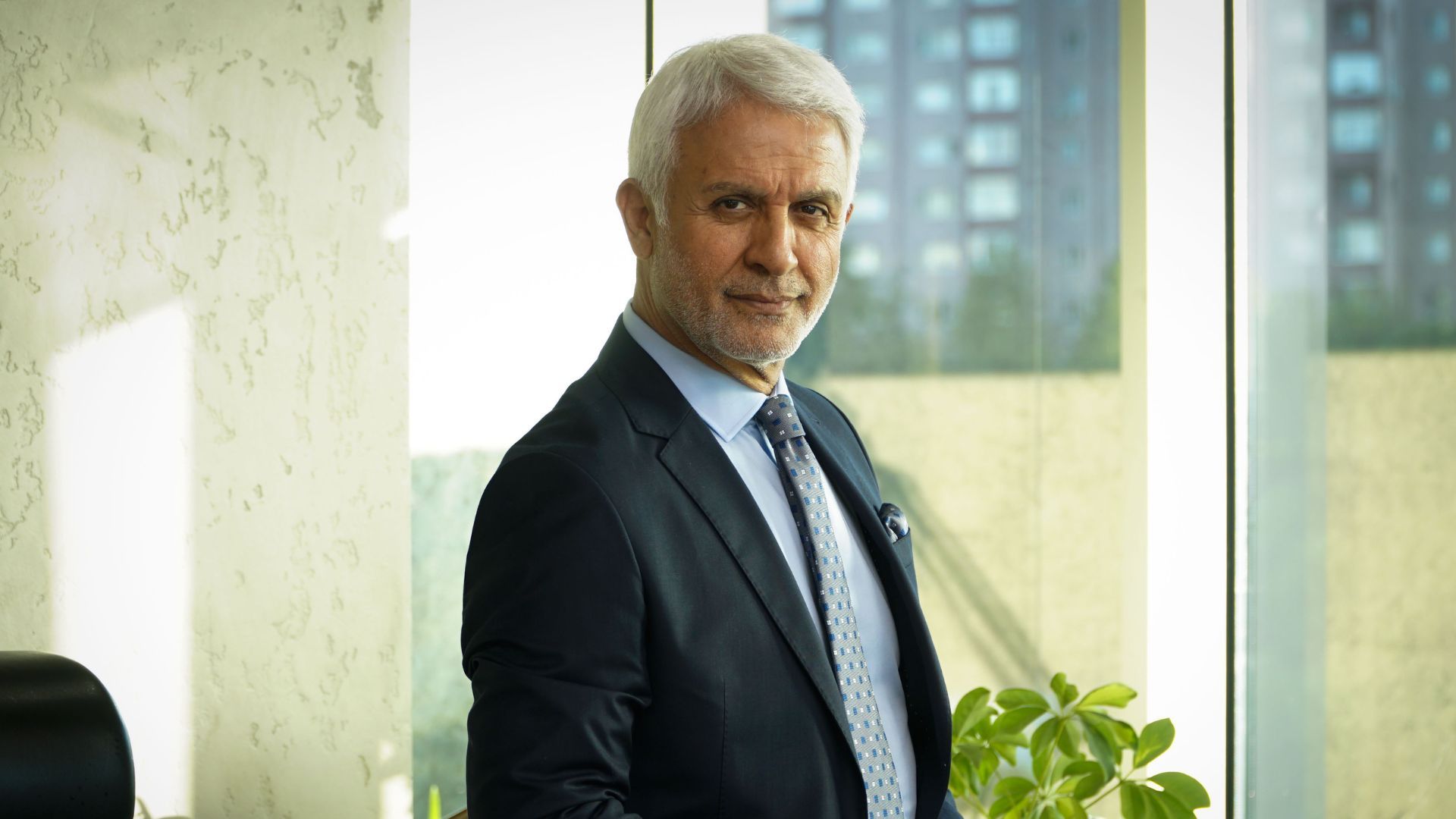 Talat Bulut (Halit Argun) in una scena di Forbidden Fruit 3