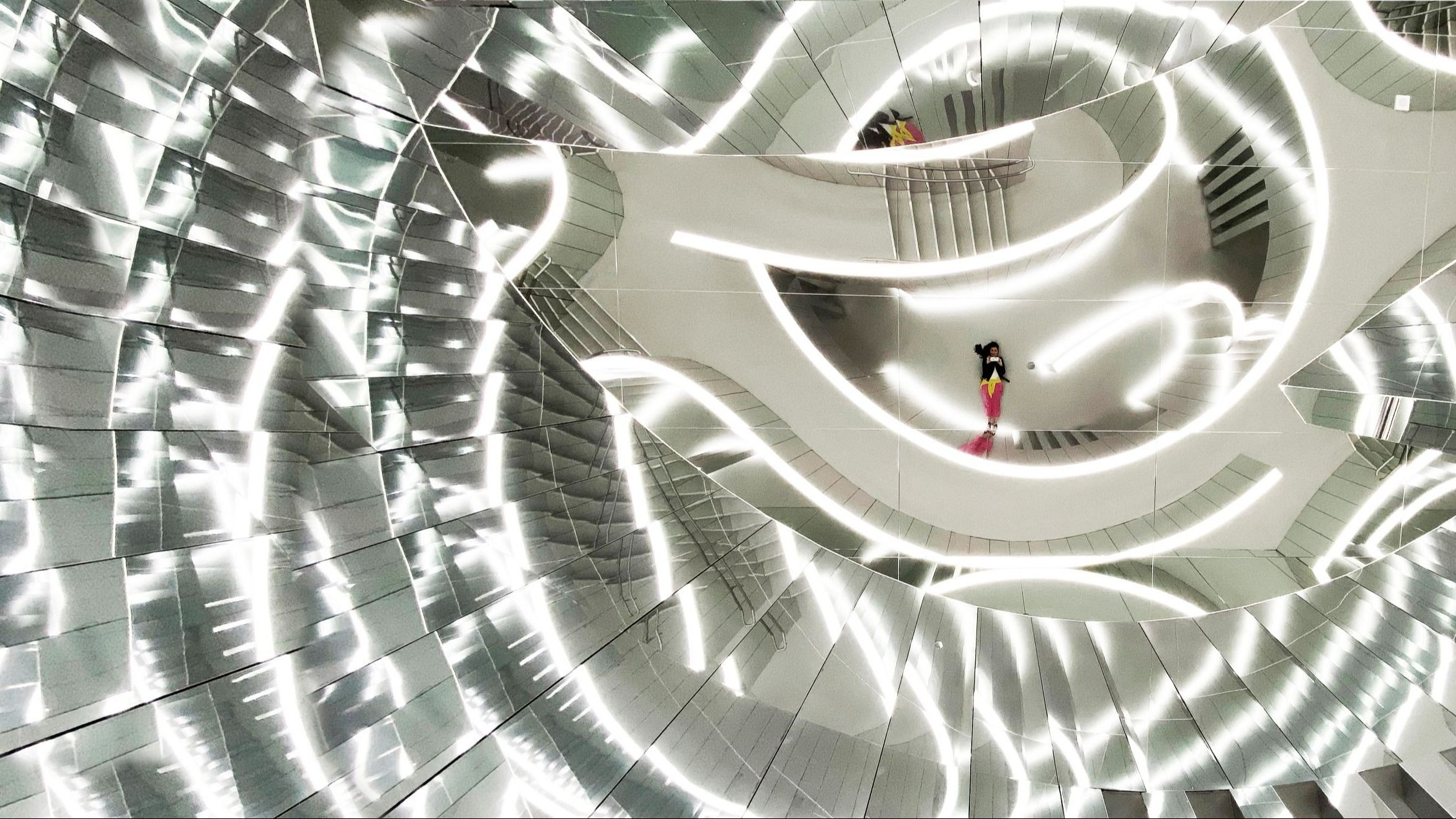 La "Forest of Us", un'installazione a labirinto specchiato creata dall'artista britannica Es Devlin, tra le protagoniste dei dibattiti, che quest'anno è la star di Homo Faber a Venezia - Courtesy Es Devlin
