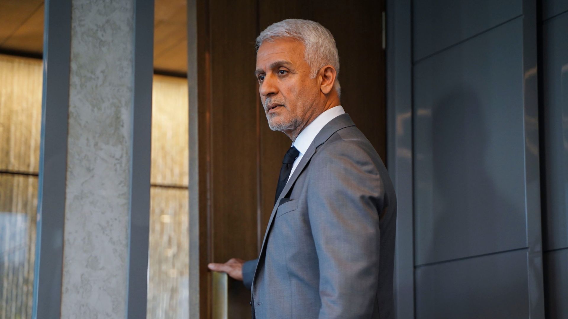 Talat Bulut (Halit Argun) in una scena di Forbidden Fruit 3.